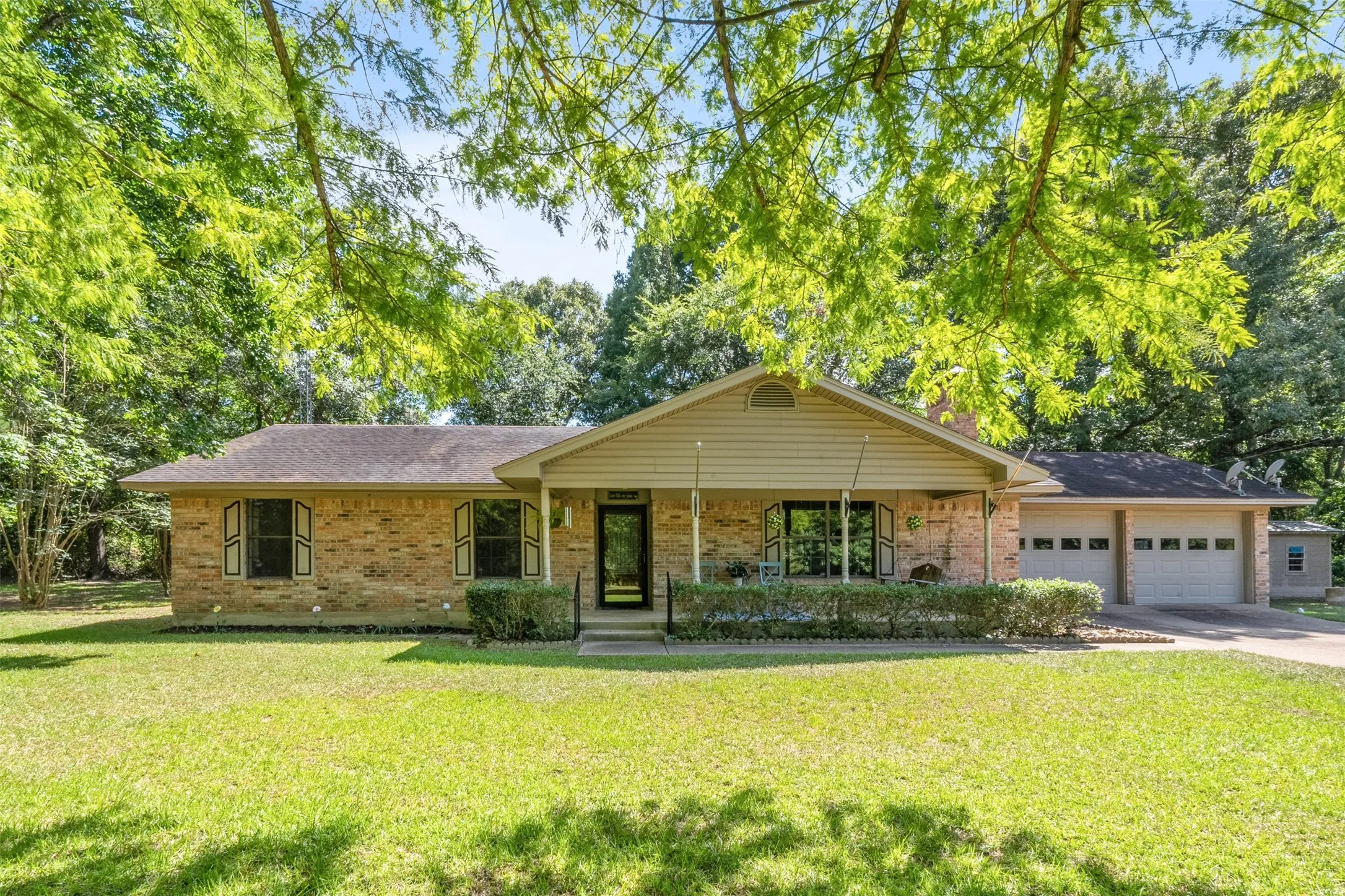 Single Family Residence For Sale in Van Zandt County , 741 VZ County Road 4134, Canton, Texas 75103, 3 Bedroom, 1 Bathroom, 2 Garage spaces, 1,491 Sqft, built in 1984, mls#21318274, Real Estate Agent in Canton, Homes For Sale in Van Zandt county, Homes For Sale in Canton, Realtor in Canton Texas, Real Estate Brokerage Independent Realty Texas, Luminita Cordes Realtor