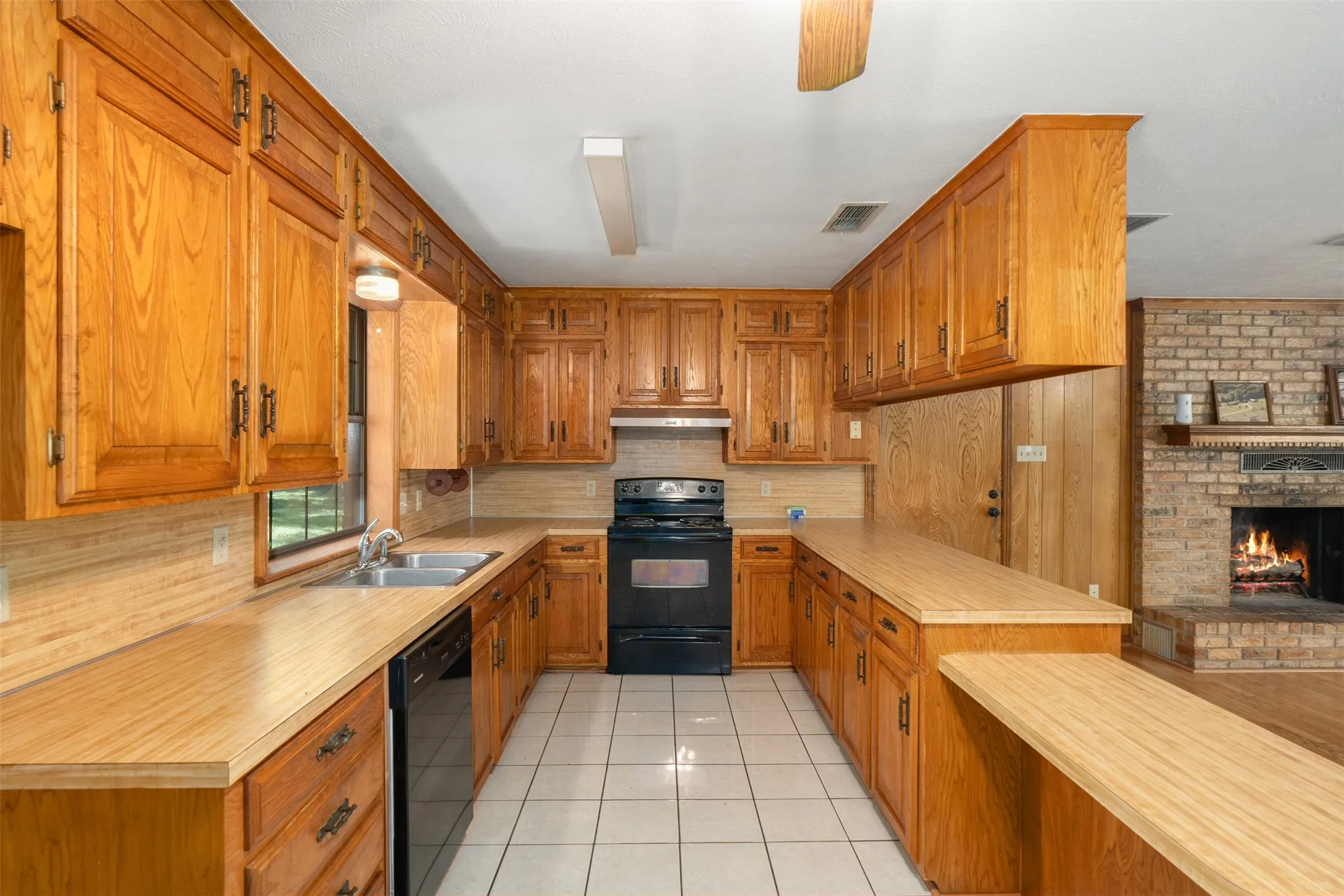 Single Family Residence For Sale in Van Zandt County , 741 VZ County Road 4134, Canton, Texas 75103, 3 Bedroom, 1 Bathroom, 2 Garage spaces, 1,491 Sqft, built in 1984, mls#21318274, Real Estate Agent in Canton, Homes For Sale in Van Zandt county, Homes For Sale in Canton, Realtor in Canton Texas, Real Estate Brokerage Independent Realty Texas, Luminita Cordes Realtor