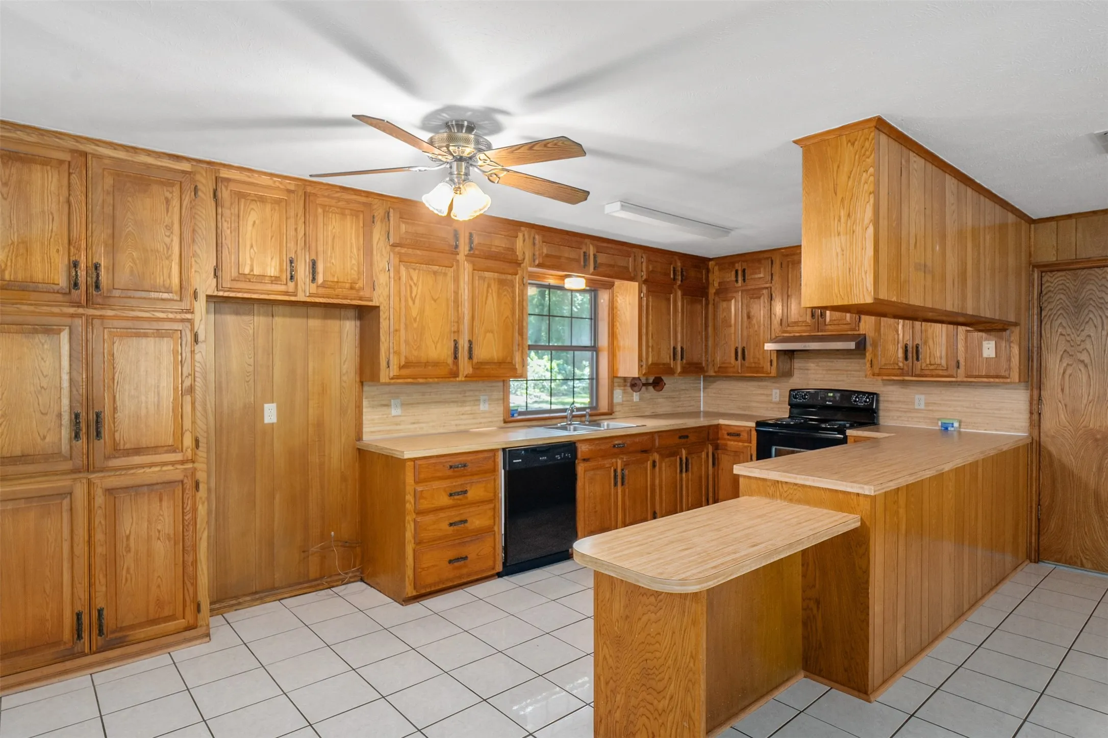 Single Family Residence For Sale in Van Zandt County , 741 VZ County Road 4134, Canton, Texas 75103, 3 Bedroom, 1 Bathroom, 2 Garage spaces, 1,491 Sqft, built in 1984, mls#21318274, Real Estate Agent in Canton, Homes For Sale in Van Zandt county, Homes For Sale in Canton, Realtor in Canton Texas, Real Estate Brokerage Independent Realty Texas, Luminita Cordes Realtor