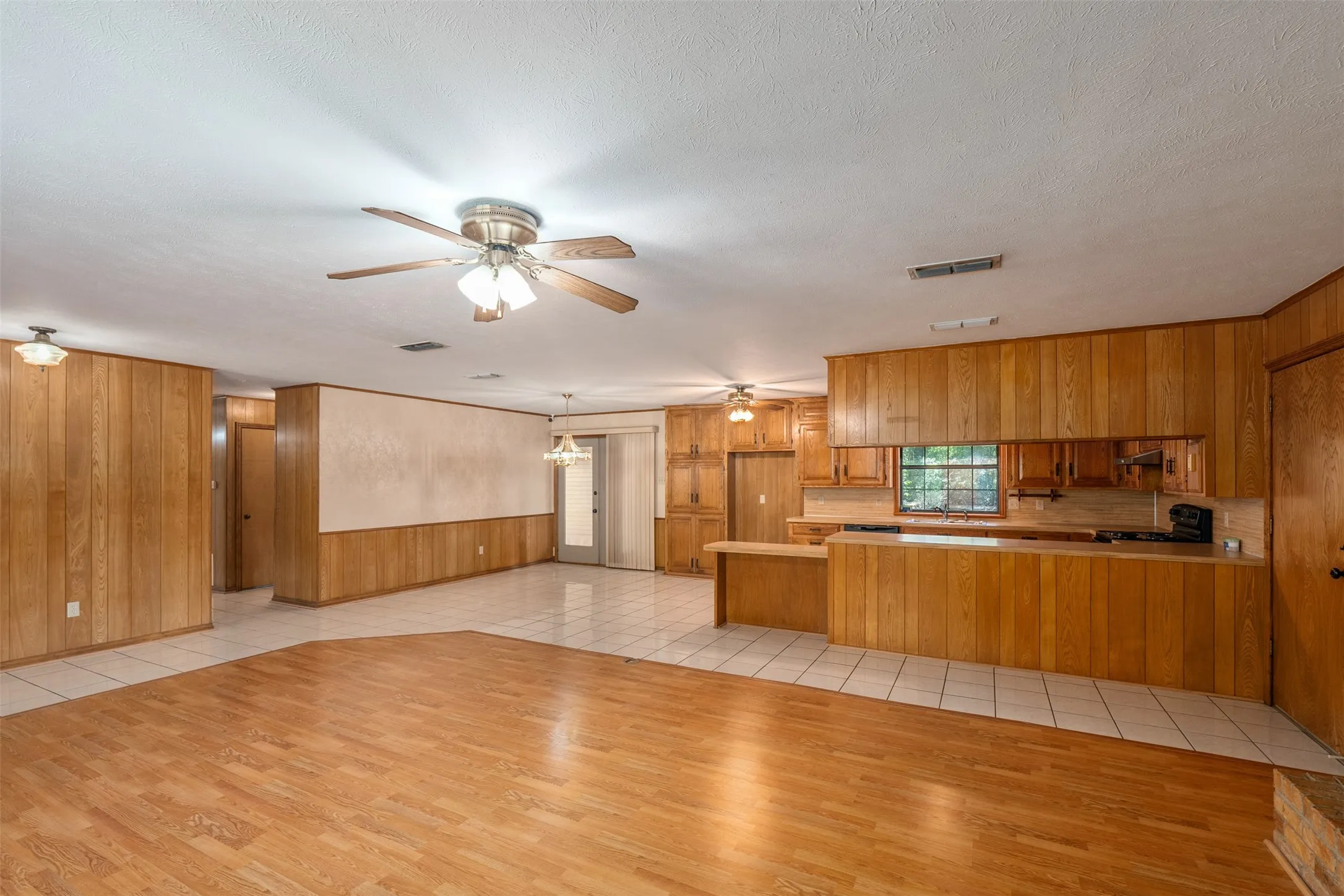 Single Family Residence For Sale in Van Zandt County , 741 VZ County Road 4134, Canton, Texas 75103, 3 Bedroom, 1 Bathroom, 2 Garage spaces, 1,491 Sqft, built in 1984, mls#21318274, Real Estate Agent in Canton, Homes For Sale in Van Zandt county, Homes For Sale in Canton, Realtor in Canton Texas, Real Estate Brokerage Independent Realty Texas, Luminita Cordes Realtor