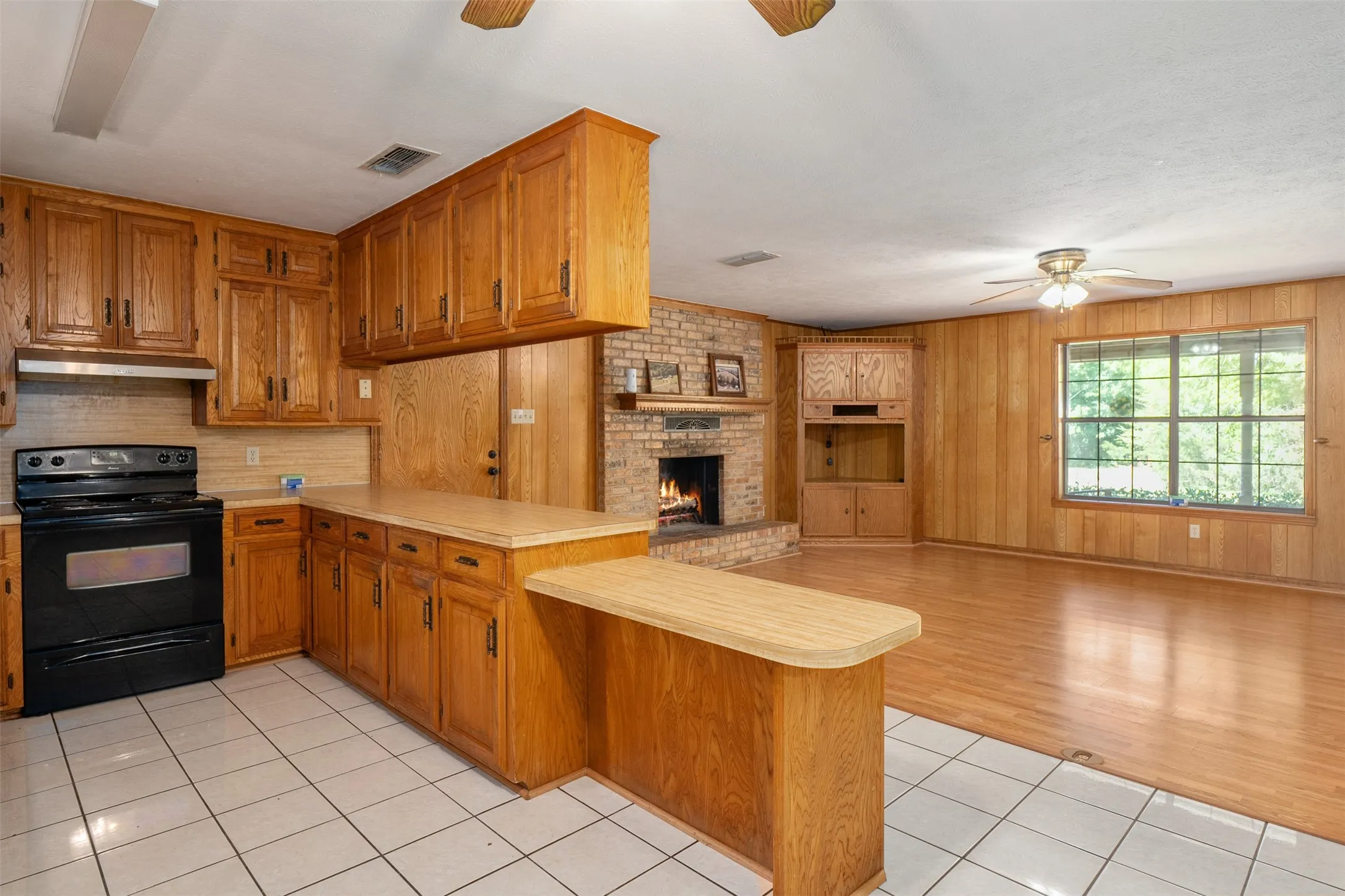 Single Family Residence For Sale in Van Zandt County , 741 VZ County Road 4134, Canton, Texas 75103, 3 Bedroom, 1 Bathroom, 2 Garage spaces, 1,491 Sqft, built in 1984, mls#21318274, Real Estate Agent in Canton, Homes For Sale in Van Zandt county, Homes For Sale in Canton, Realtor in Canton Texas, Real Estate Brokerage Independent Realty Texas, Luminita Cordes Realtor
