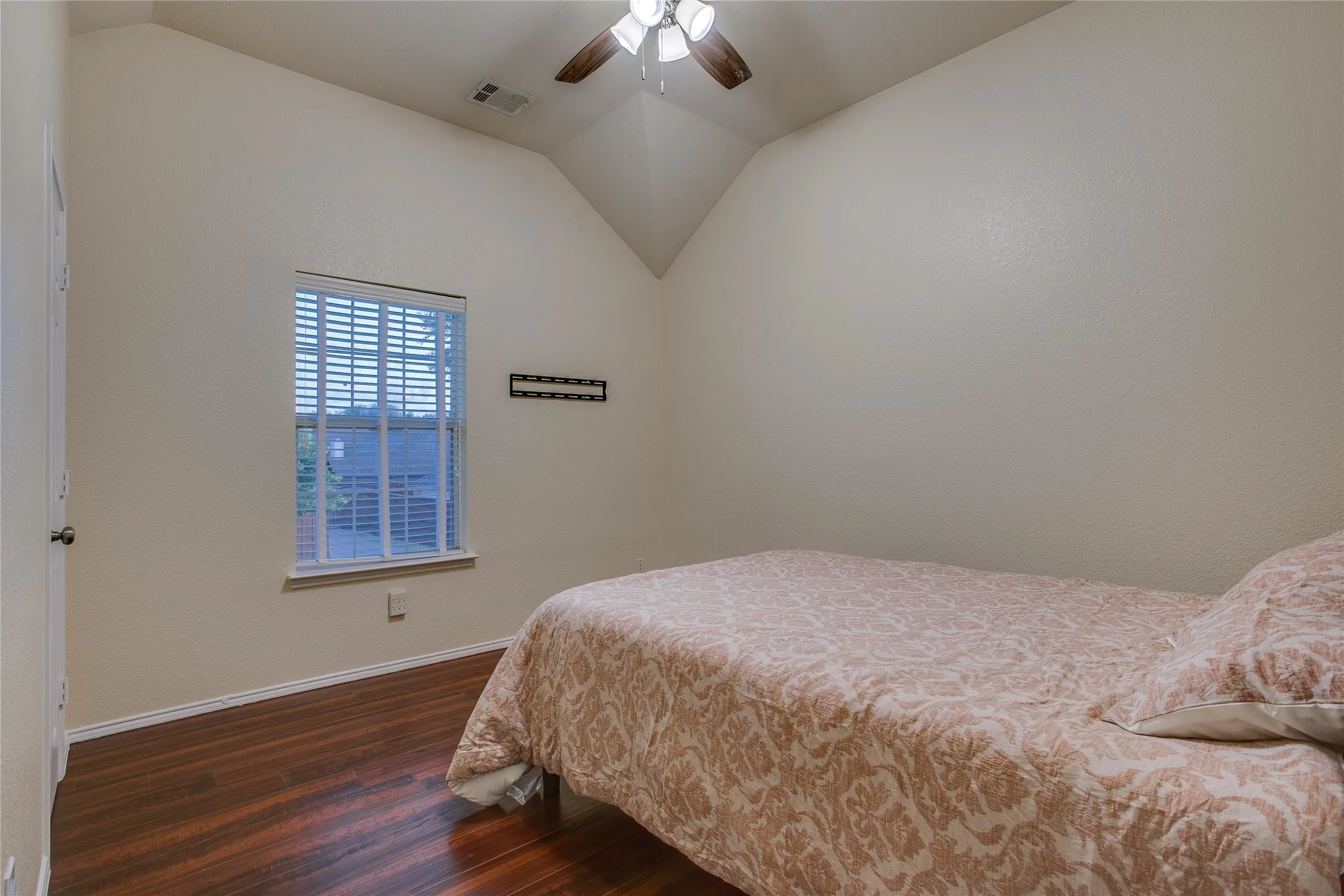 Single Family Residence For Sale in Denton County , 1040 Churchill Drive, Frisco, Texas 75036, 5 Bedroom, 3 Bathroom, 2 Garage spaces, 3,177 Sqft, built in 2001, mls#21313859, Real Estate Agent in Frisco, Homes For Sale in Denton county, Homes For Sale in Frisco, Realtor in Frisco Texas, Real Estate Brokerage Independent Realty Texas, Luminita Cordes Realtor