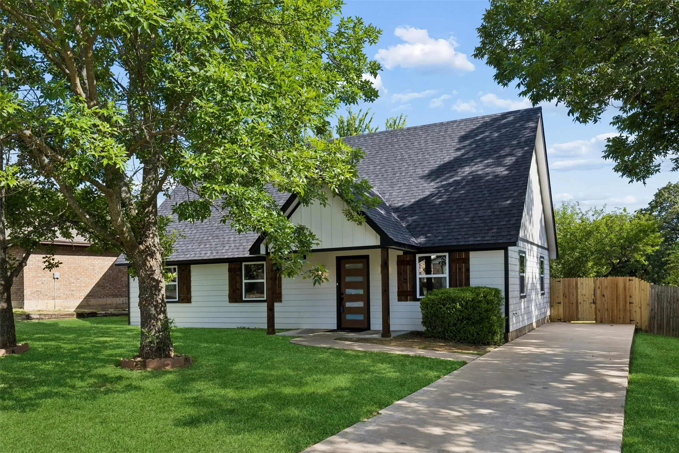 Single Family Residence For Sale in Johnson County , 902 Melanie Lane, Keene, Texas 76059, 3 Bedroom, 2 Bathroom, Garage spaces, 1,276 Sqft, built in 1985, mls#21315637, Real Estate Agent in Keene, Homes For Sale in Johnson county, Homes For Sale in Keene, Realtor in Keene Texas, Real Estate Brokerage Independent Realty Texas, Luminita Cordes Realtor