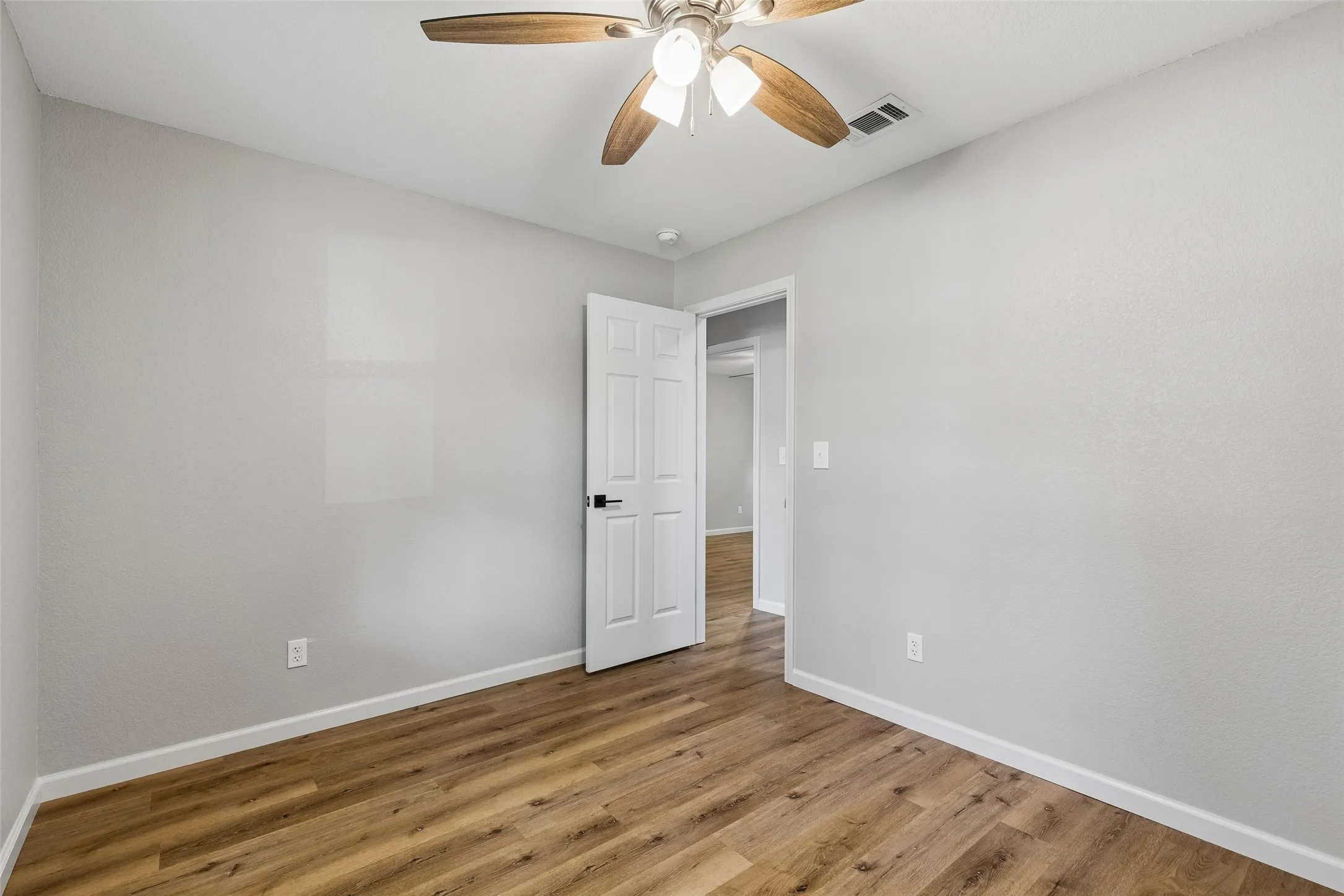 Single Family Residence For Sale in Johnson County , 902 Melanie Lane, Keene, Texas 76059, 3 Bedroom, 2 Bathroom, Garage spaces, 1,276 Sqft, built in 1985, mls#21315637, Real Estate Agent in Keene, Homes For Sale in Johnson county, Homes For Sale in Keene, Realtor in Keene Texas, Real Estate Brokerage Independent Realty Texas, Luminita Cordes Realtor