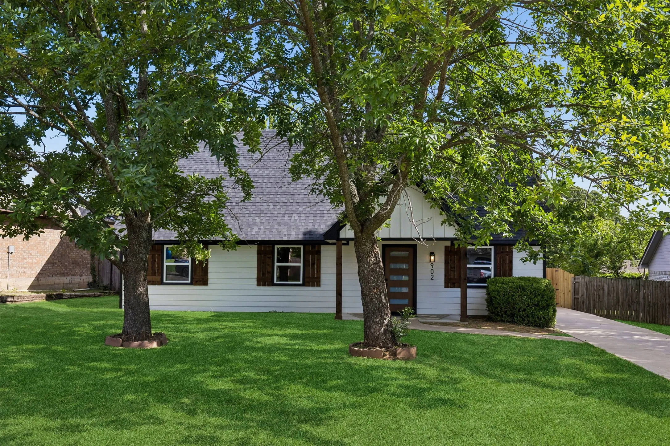 Single Family Residence For Sale in Johnson County , 902 Melanie Lane, Keene, Texas 76059, 3 Bedroom, 2 Bathroom, Garage spaces, 1,276 Sqft, built in 1985, mls#21315637, Real Estate Agent in Keene, Homes For Sale in Johnson county, Homes For Sale in Keene, Realtor in Keene Texas, Real Estate Brokerage Independent Realty Texas, Luminita Cordes Realtor