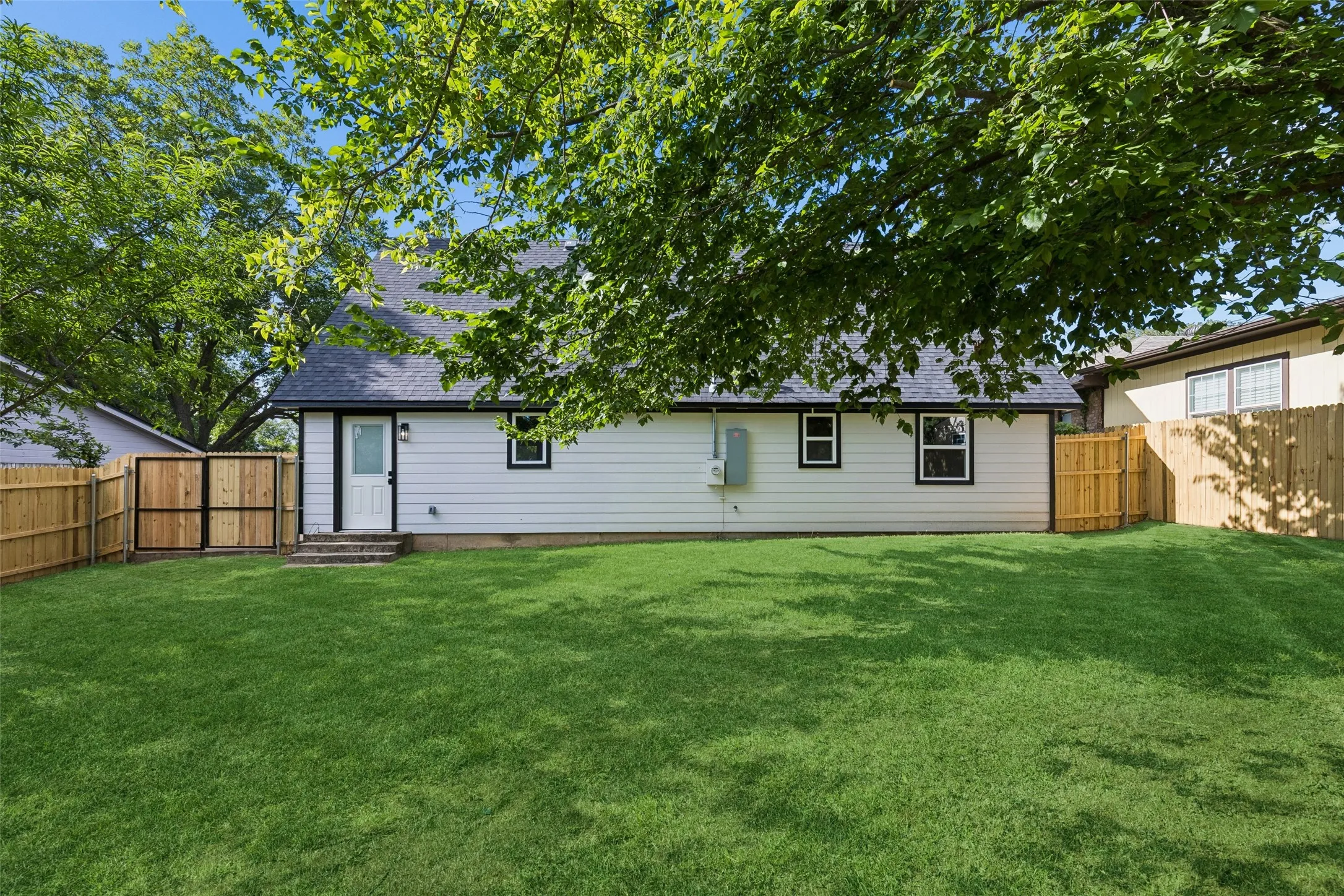 Single Family Residence For Sale in Johnson County , 902 Melanie Lane, Keene, Texas 76059, 3 Bedroom, 2 Bathroom, Garage spaces, 1,276 Sqft, built in 1985, mls#21315637, Real Estate Agent in Keene, Homes For Sale in Johnson county, Homes For Sale in Keene, Realtor in Keene Texas, Real Estate Brokerage Independent Realty Texas, Luminita Cordes Realtor