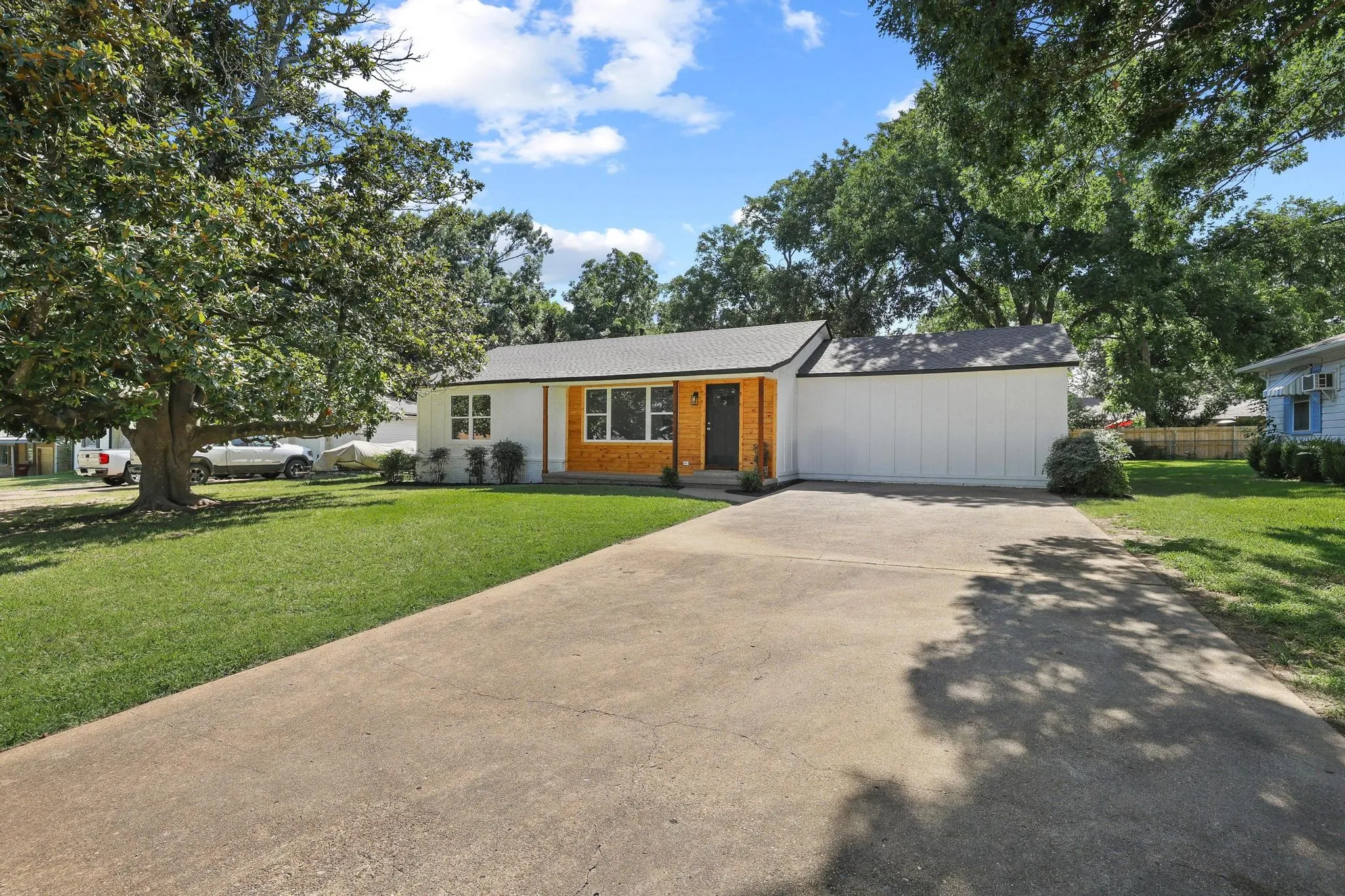 Single Family Residence For Sale in Fannin County , 709 Lipscomb Street, Bonham, Texas 75418, 3 Bedroom, 2 Bathroom, Garage spaces, 1,440 Sqft, built in 1950, mls#21319737, Real Estate Agent in Bonham, Homes For Sale in Fannin county, Homes For Sale in Bonham, Realtor in Bonham Texas, Real Estate Brokerage Independent Realty Texas, Luminita Cordes Realtor