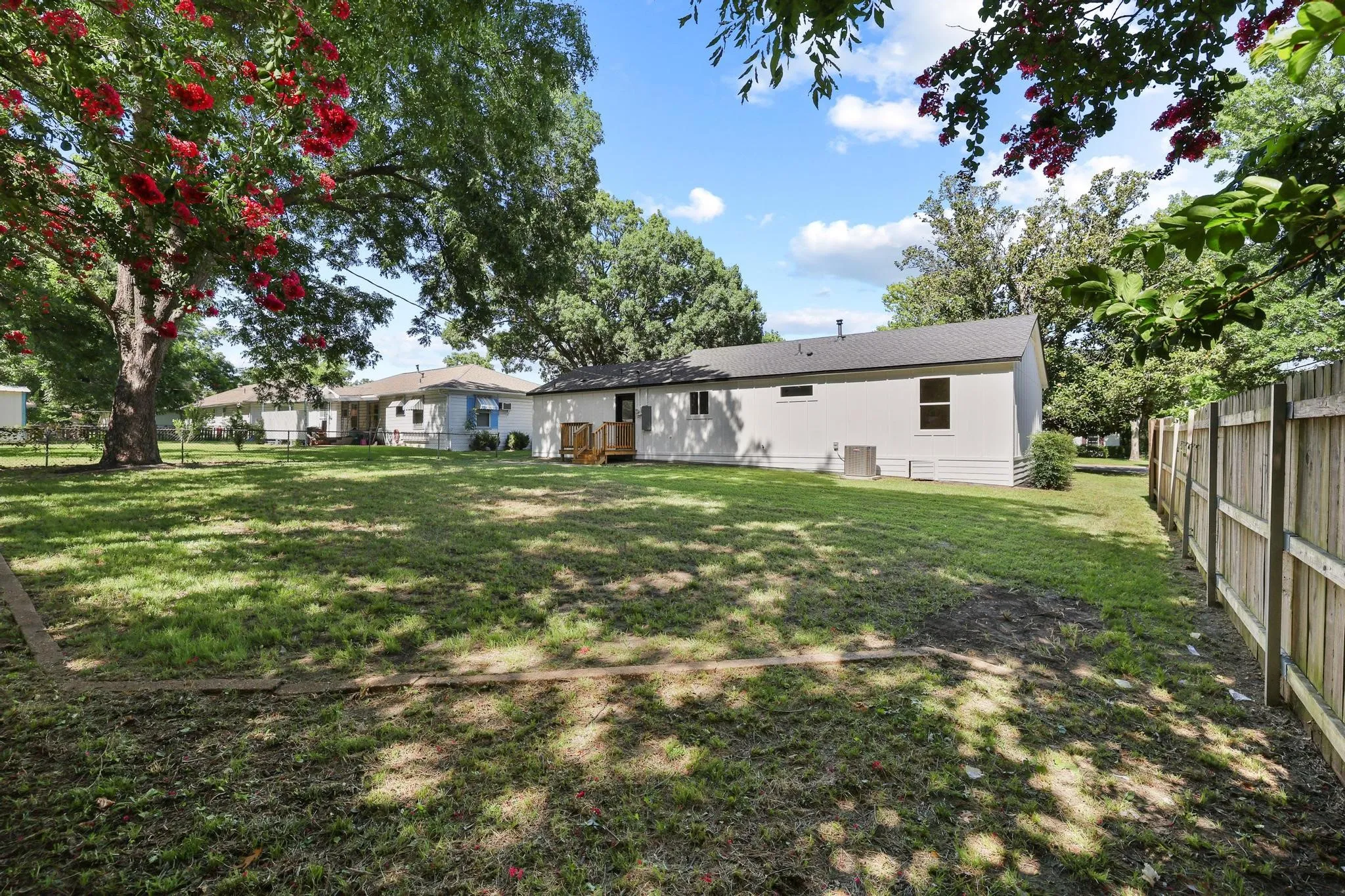 Single Family Residence For Sale in Fannin County , 709 Lipscomb Street, Bonham, Texas 75418, 3 Bedroom, 2 Bathroom, Garage spaces, 1,440 Sqft, built in 1950, mls#21319737, Real Estate Agent in Bonham, Homes For Sale in Fannin county, Homes For Sale in Bonham, Realtor in Bonham Texas, Real Estate Brokerage Independent Realty Texas, Luminita Cordes Realtor