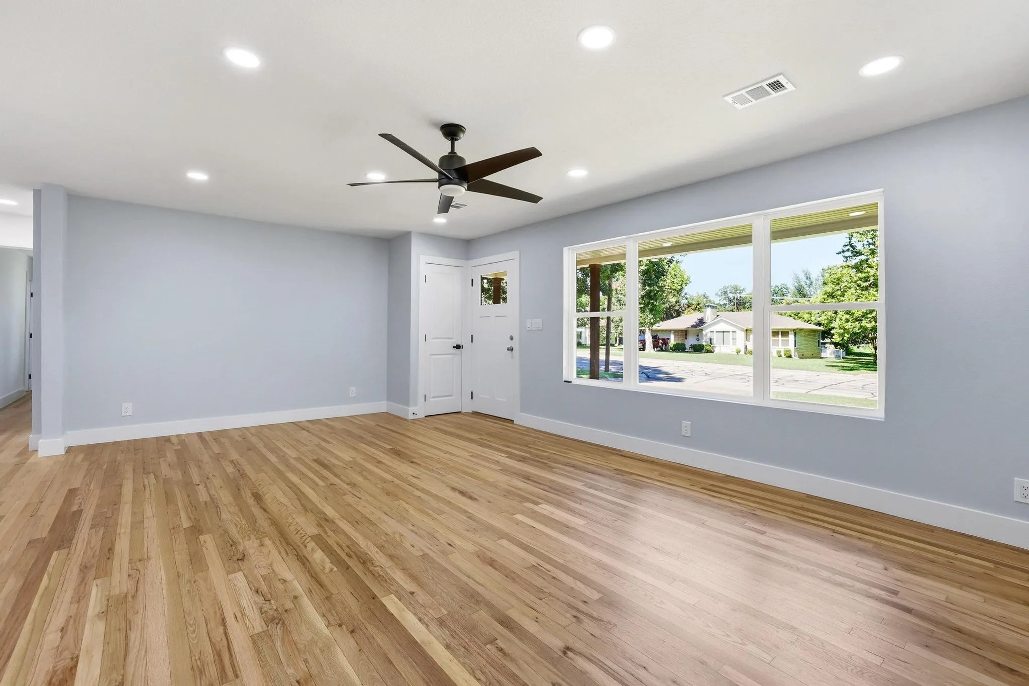 Single Family Residence For Sale in Fannin County , 709 Lipscomb Street, Bonham, Texas 75418, 3 Bedroom, 2 Bathroom, Garage spaces, 1,440 Sqft, built in 1950, mls#21319737, Real Estate Agent in Bonham, Homes For Sale in Fannin county, Homes For Sale in Bonham, Realtor in Bonham Texas, Real Estate Brokerage Independent Realty Texas, Luminita Cordes Realtor