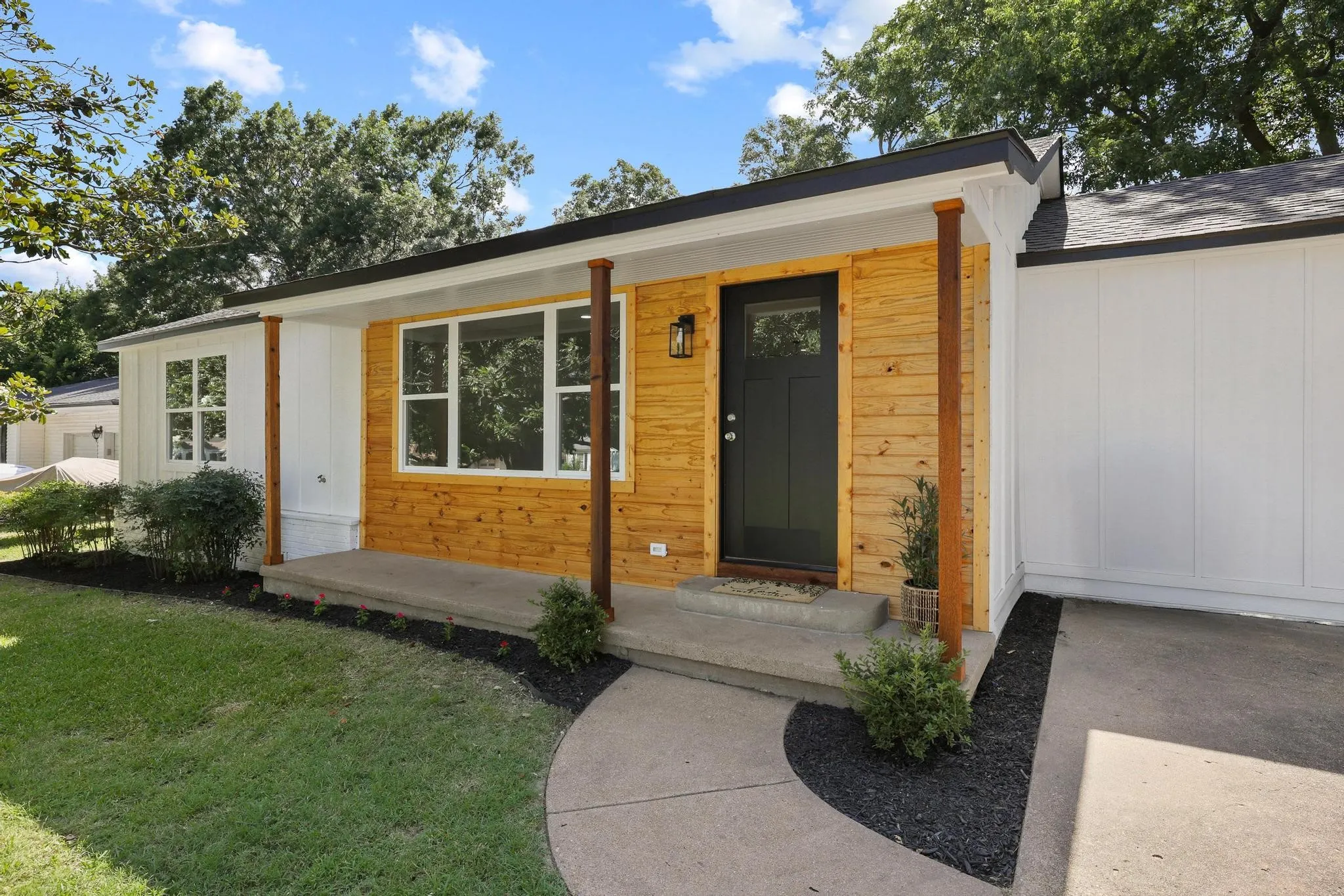 Single Family Residence For Sale in Fannin County , 709 Lipscomb Street, Bonham, Texas 75418, 3 Bedroom, 2 Bathroom, Garage spaces, 1,440 Sqft, built in 1950, mls#21319737, Real Estate Agent in Bonham, Homes For Sale in Fannin county, Homes For Sale in Bonham, Realtor in Bonham Texas, Real Estate Brokerage Independent Realty Texas, Luminita Cordes Realtor