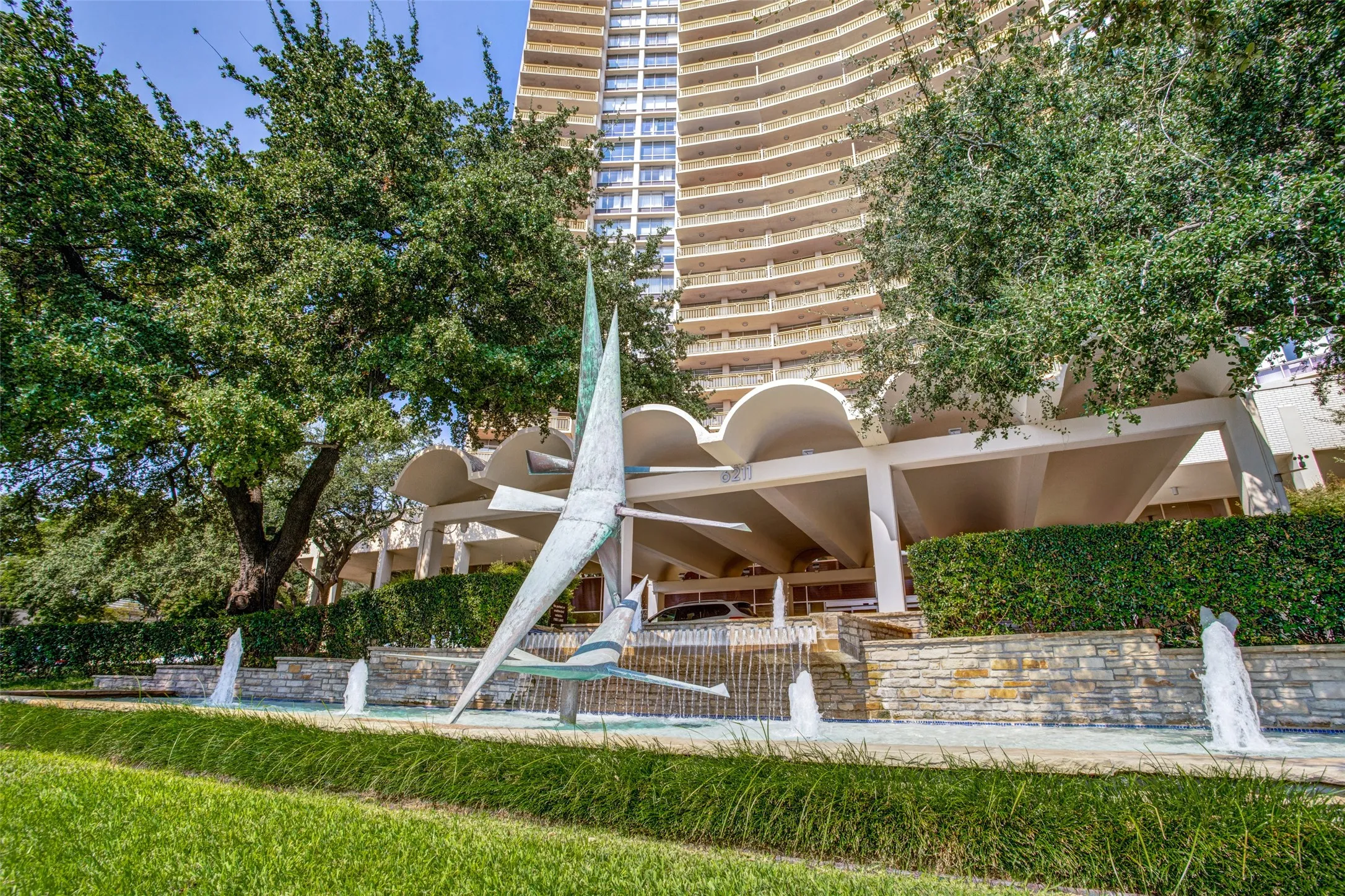 Fountain w Sculpture - Main Entrance