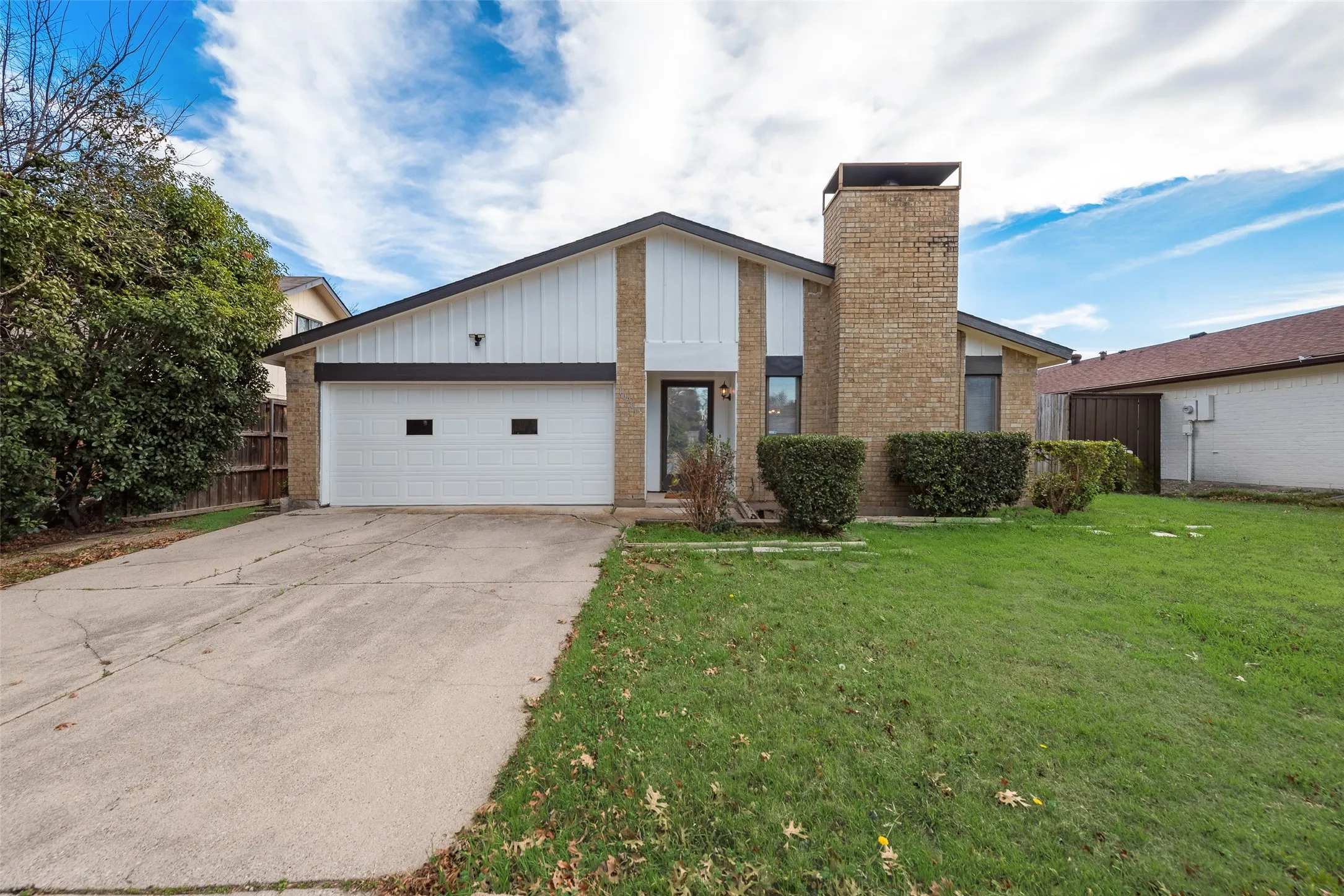 Single Family Residence For Sale in Dallas County , 10906 Listi Drive, Dallas, Texas 75238, 3 Bedroom, 2 Bathroom, 2 Garage spaces, 1,548 Sqft, built in 1981, mls#21319804, Real Estate Agent in Dallas, Homes For Sale in Dallas county, Homes For Sale in Dallas, Realtor in Dallas Texas, Real Estate Brokerage Independent Realty Texas, Luminita Cordes Realtor