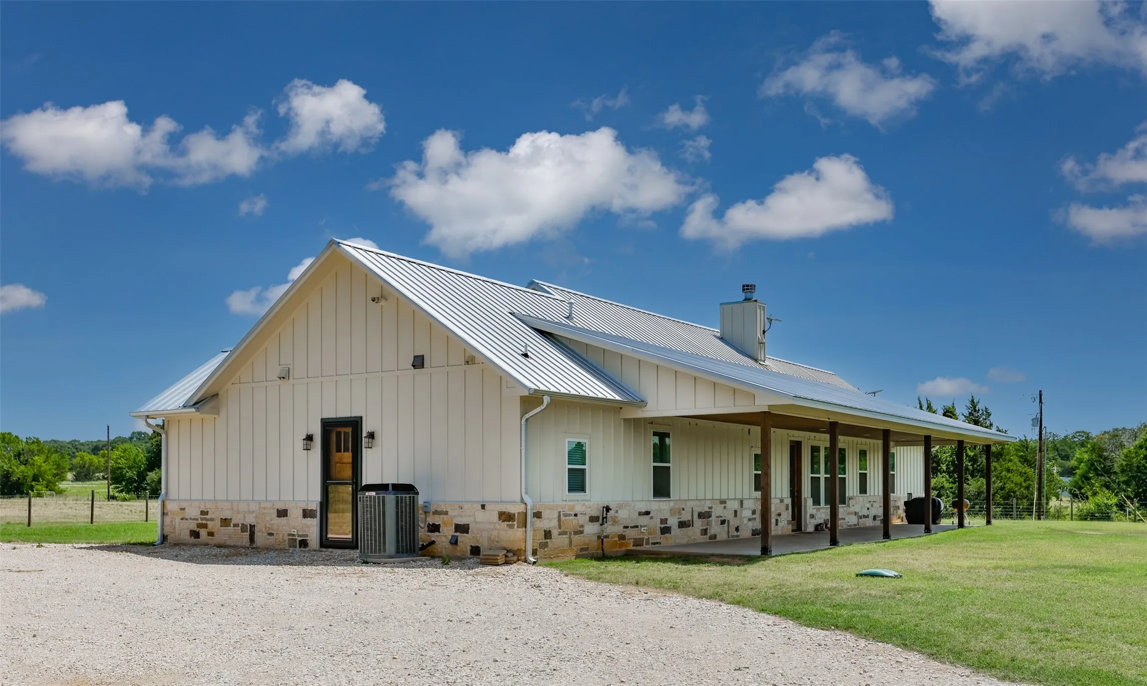 Single Family Residence For Sale in Cooke County , 405 County Road 156, Whitesboro, Texas 76273, 3 Bedroom, 3 Bathroom, Garage spaces, 2,397 Sqft, built in 2022, Price $925,000, mls#21319077, Real Estate Agent in Whitesboro, Homes For Sale in Cooke county, Homes For Sale in Whitesboro, Realtor in Whitesboro Texas, Real Estate Brokerage Independent Realty Texas, Luminita Cordes Realtor