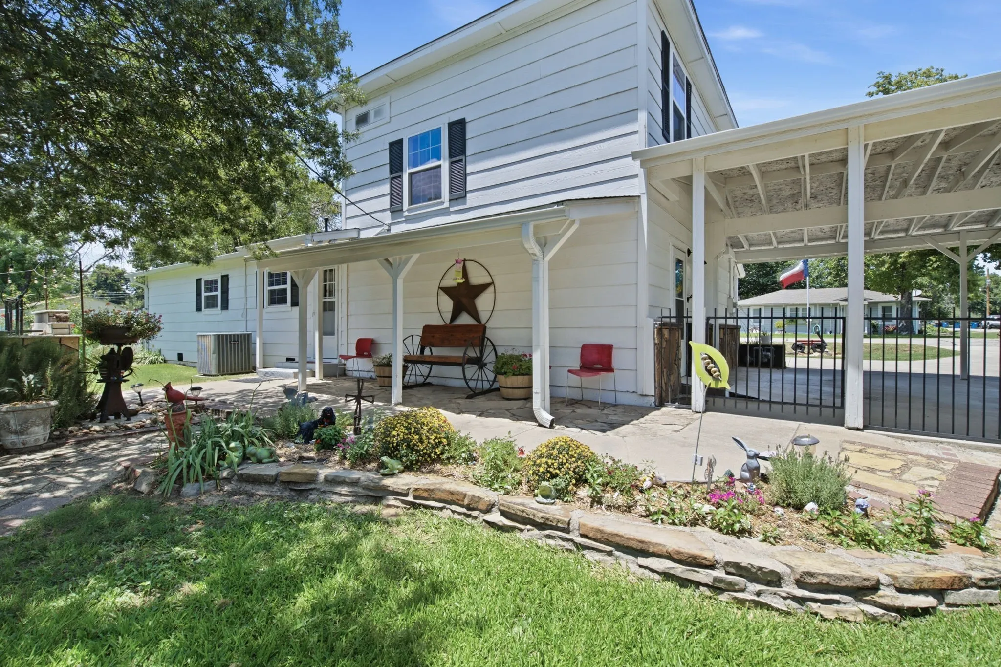 Single Family Residence For Sale in Denton County , 206 E North Street, Aubrey, Texas 76227, 4 Bedroom, 2 Bathroom, Garage spaces, 1,790 Sqft, built in 1952, mls#21319328, Real Estate Agent in Aubrey, Homes For Sale in Denton county, Homes For Sale in Aubrey, Realtor in Aubrey Texas, Real Estate Brokerage Independent Realty Texas, Luminita Cordes Realtor