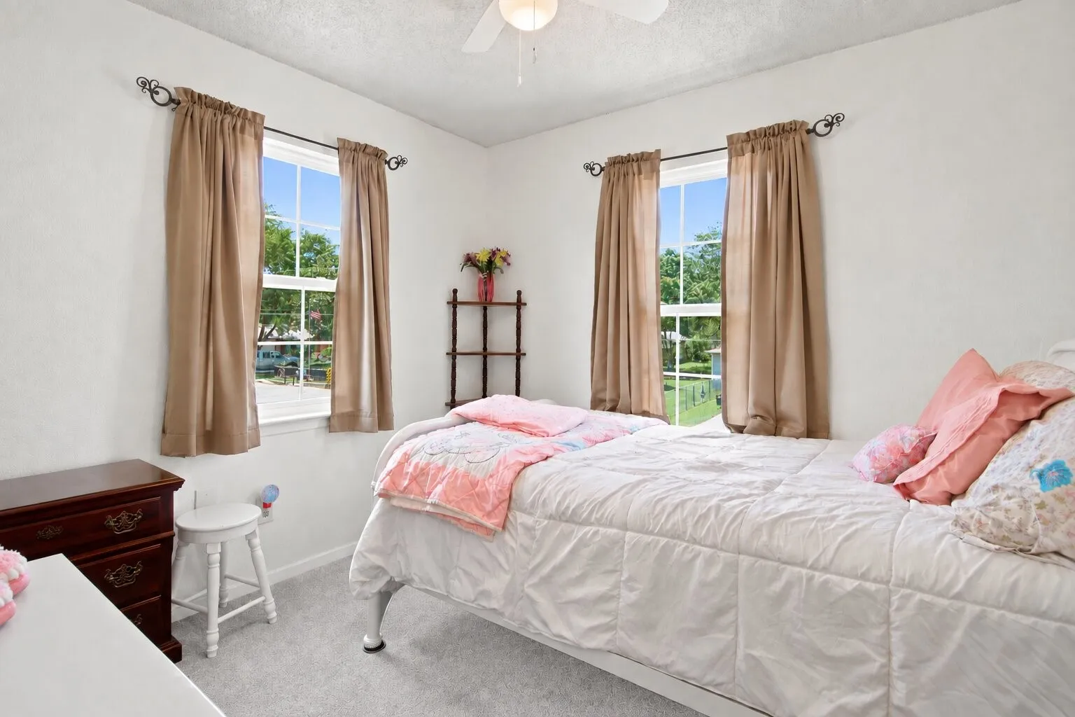 Single Family Residence For Sale in Denton County , 206 E North Street, Aubrey, Texas 76227, 4 Bedroom, 2 Bathroom, Garage spaces, 1,790 Sqft, built in 1952, mls#21319328, Real Estate Agent in Aubrey, Homes For Sale in Denton county, Homes For Sale in Aubrey, Realtor in Aubrey Texas, Real Estate Brokerage Independent Realty Texas, Luminita Cordes Realtor