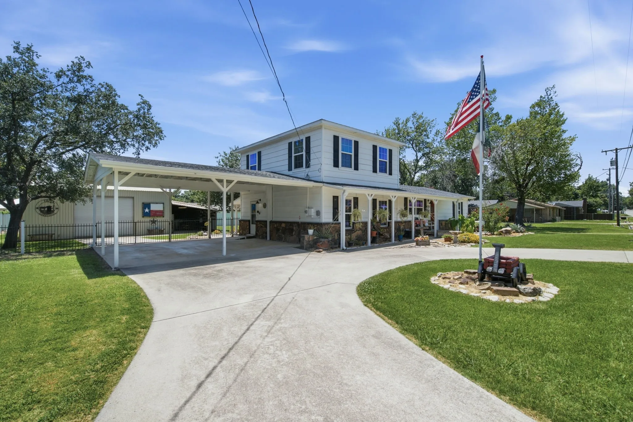 Single Family Residence For Sale in Denton County , 206 E North Street, Aubrey, Texas 76227, 4 Bedroom, 2 Bathroom, Garage spaces, 1,790 Sqft, built in 1952, mls#21319328, Real Estate Agent in Aubrey, Homes For Sale in Denton county, Homes For Sale in Aubrey, Realtor in Aubrey Texas, Real Estate Brokerage Independent Realty Texas, Luminita Cordes Realtor