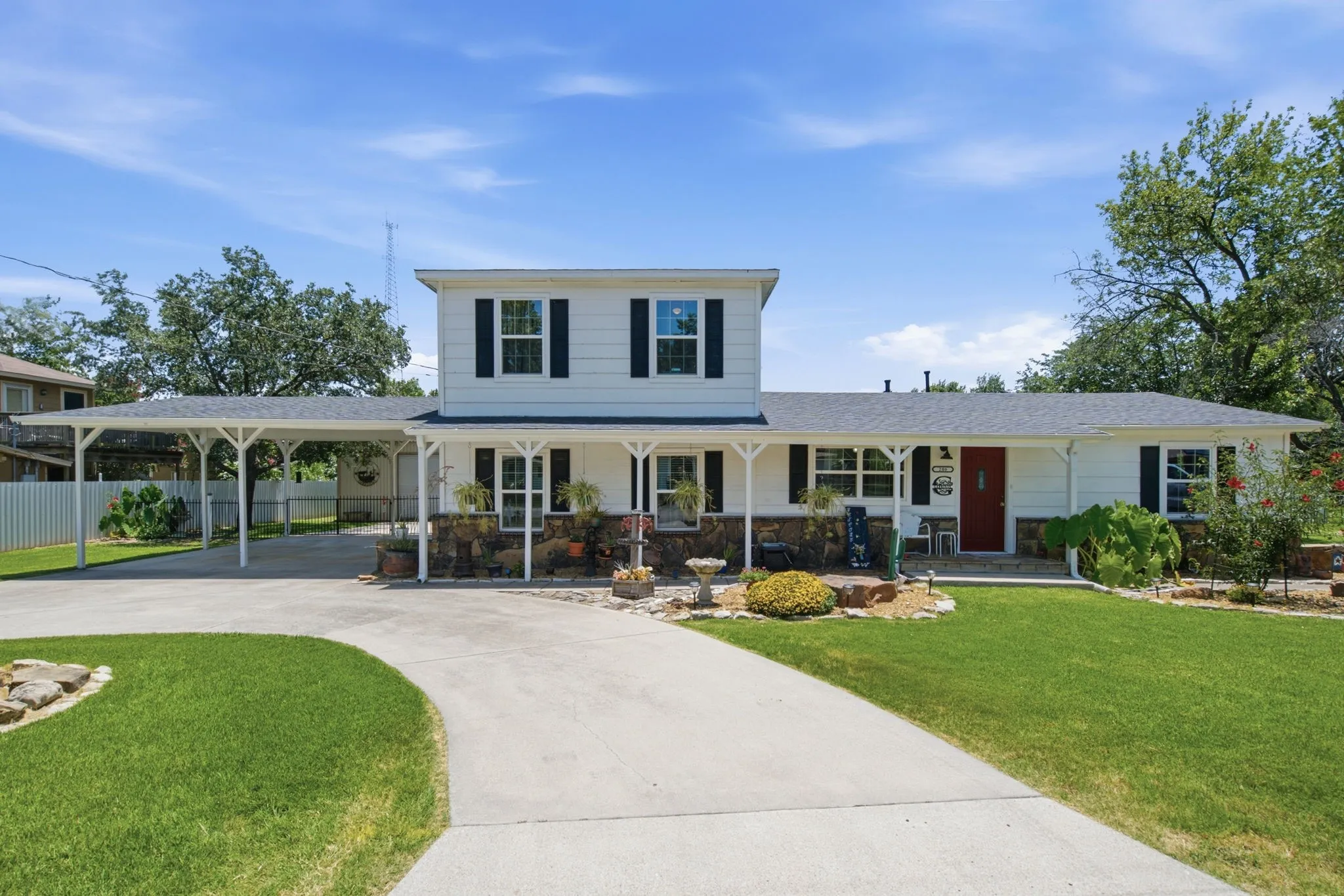 Single Family Residence For Sale in Denton County , 206 E North Street, Aubrey, Texas 76227, 4 Bedroom, 2 Bathroom, Garage spaces, 1,790 Sqft, built in 1952, mls#21319328, Real Estate Agent in Aubrey, Homes For Sale in Denton county, Homes For Sale in Aubrey, Realtor in Aubrey Texas, Real Estate Brokerage Independent Realty Texas, Luminita Cordes Realtor