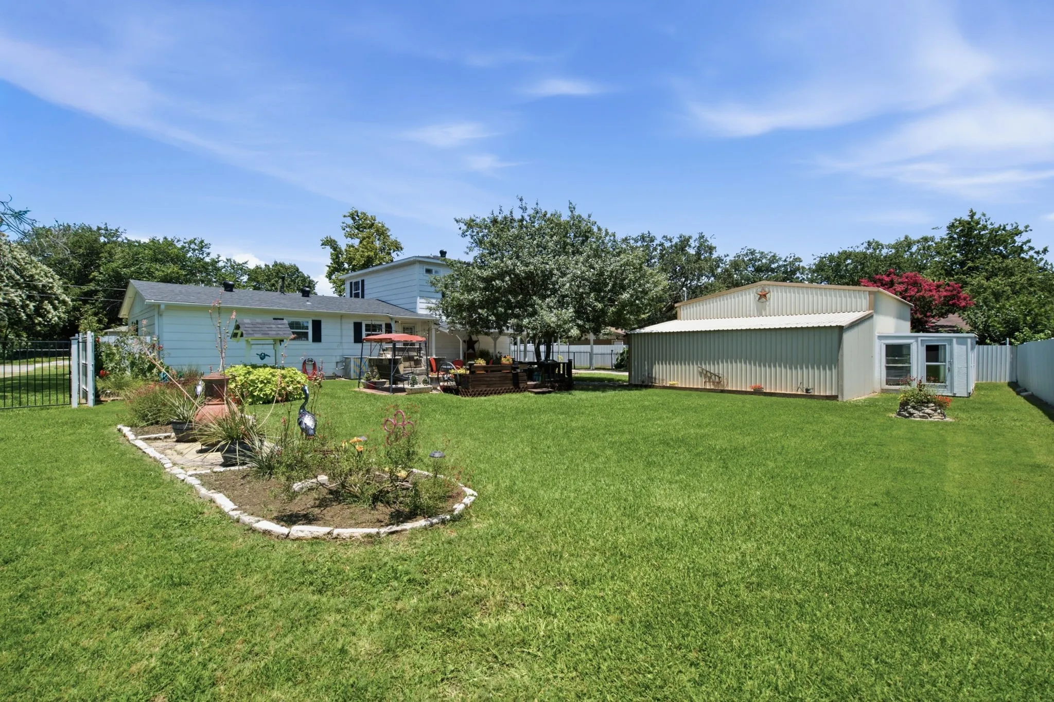 Single Family Residence For Sale in Denton County , 206 E North Street, Aubrey, Texas 76227, 4 Bedroom, 2 Bathroom, Garage spaces, 1,790 Sqft, built in 1952, mls#21319328, Real Estate Agent in Aubrey, Homes For Sale in Denton county, Homes For Sale in Aubrey, Realtor in Aubrey Texas, Real Estate Brokerage Independent Realty Texas, Luminita Cordes Realtor