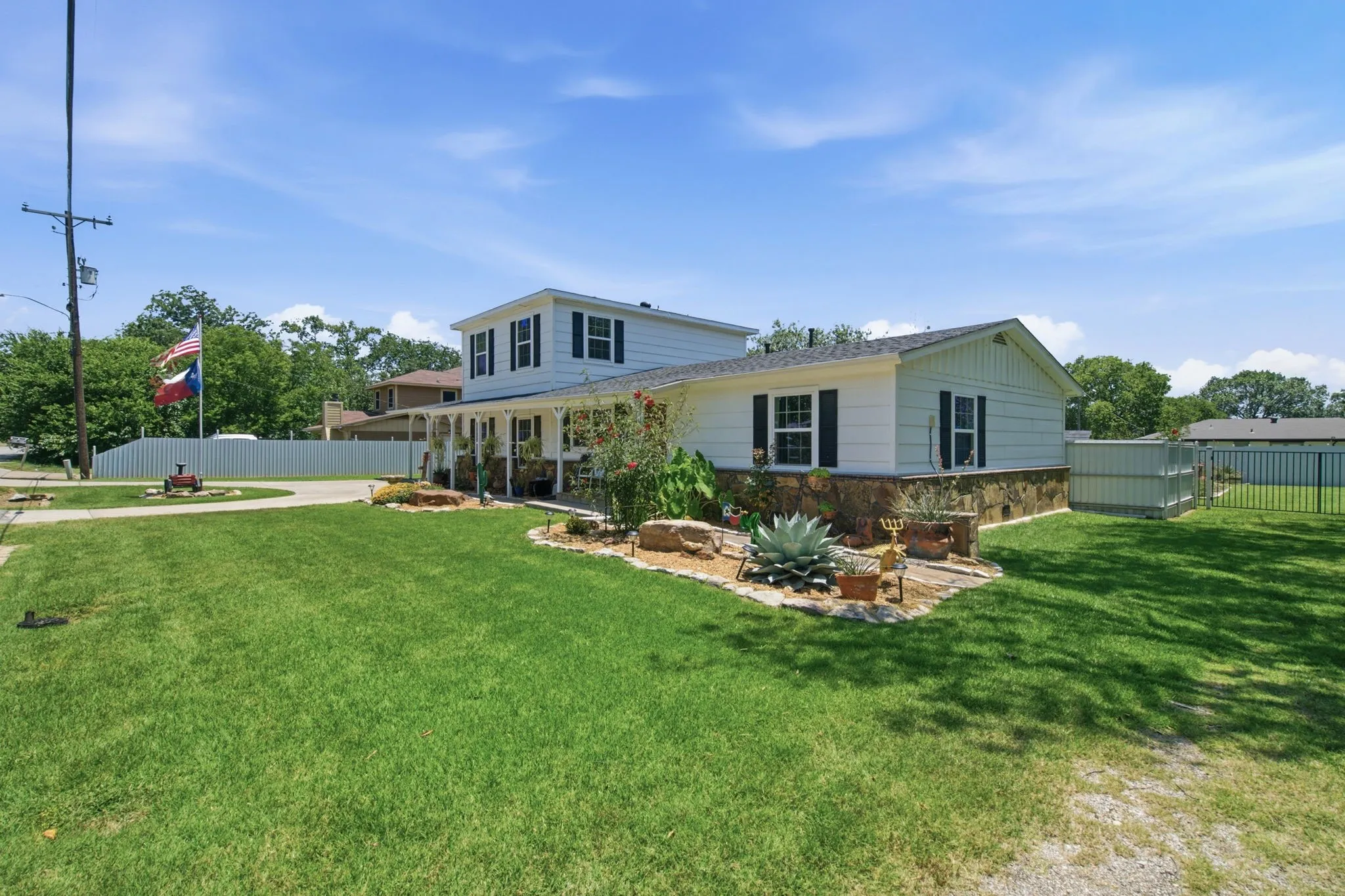 Single Family Residence For Sale in Denton County , 206 E North Street, Aubrey, Texas 76227, 4 Bedroom, 2 Bathroom, Garage spaces, 1,790 Sqft, built in 1952, mls#21319328, Real Estate Agent in Aubrey, Homes For Sale in Denton county, Homes For Sale in Aubrey, Realtor in Aubrey Texas, Real Estate Brokerage Independent Realty Texas, Luminita Cordes Realtor