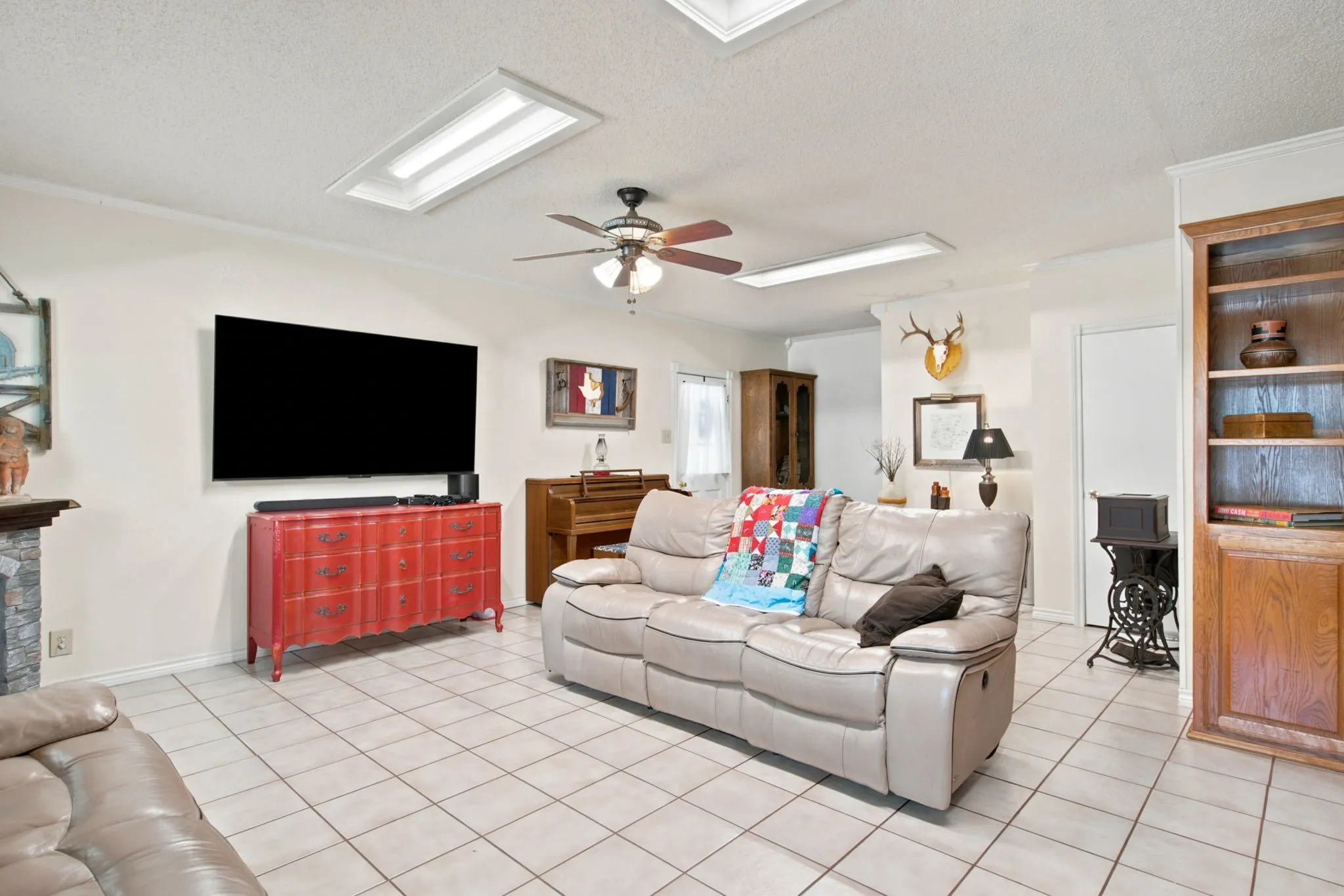 Single Family Residence For Sale in Denton County , 206 E North Street, Aubrey, Texas 76227, 4 Bedroom, 2 Bathroom, Garage spaces, 1,790 Sqft, built in 1952, mls#21319328, Real Estate Agent in Aubrey, Homes For Sale in Denton county, Homes For Sale in Aubrey, Realtor in Aubrey Texas, Real Estate Brokerage Independent Realty Texas, Luminita Cordes Realtor