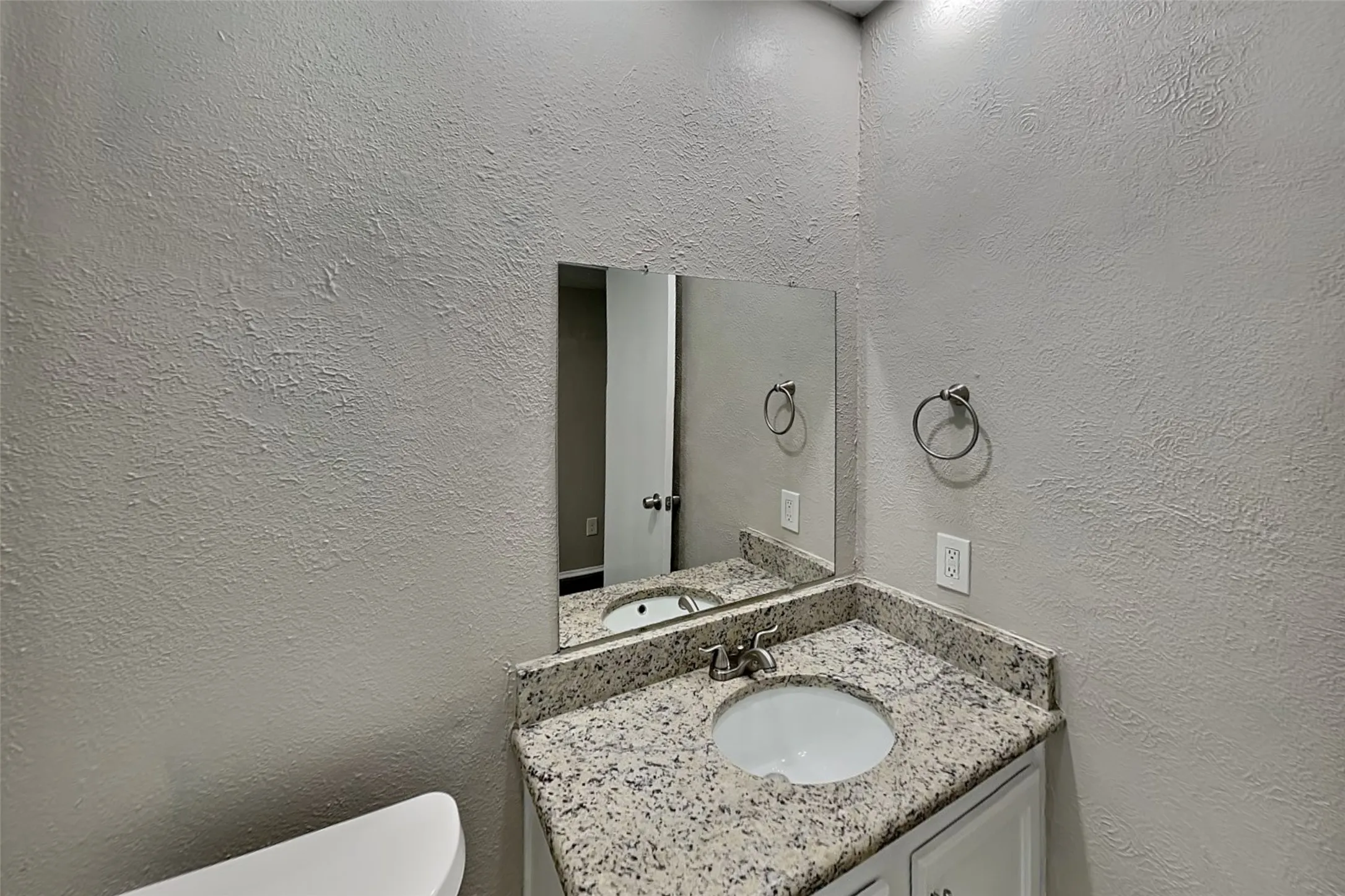 Single Family Residence For Rent in Dallas County , 5901 Excalibur Drive, Garland, Texas 75044, 4 Bedroom, 2 Bathroom, 2 Garage spaces, 2,100 Sqft, built in 1976, mls#21319826, Real Estate Agent in Garland, Homes For Rent in Dallas county, Homes For Rent in Garland, Realtor in Garland Texas, Real Estate Brokerage Independent Realty Texas, Luminita Cordes Realtor
