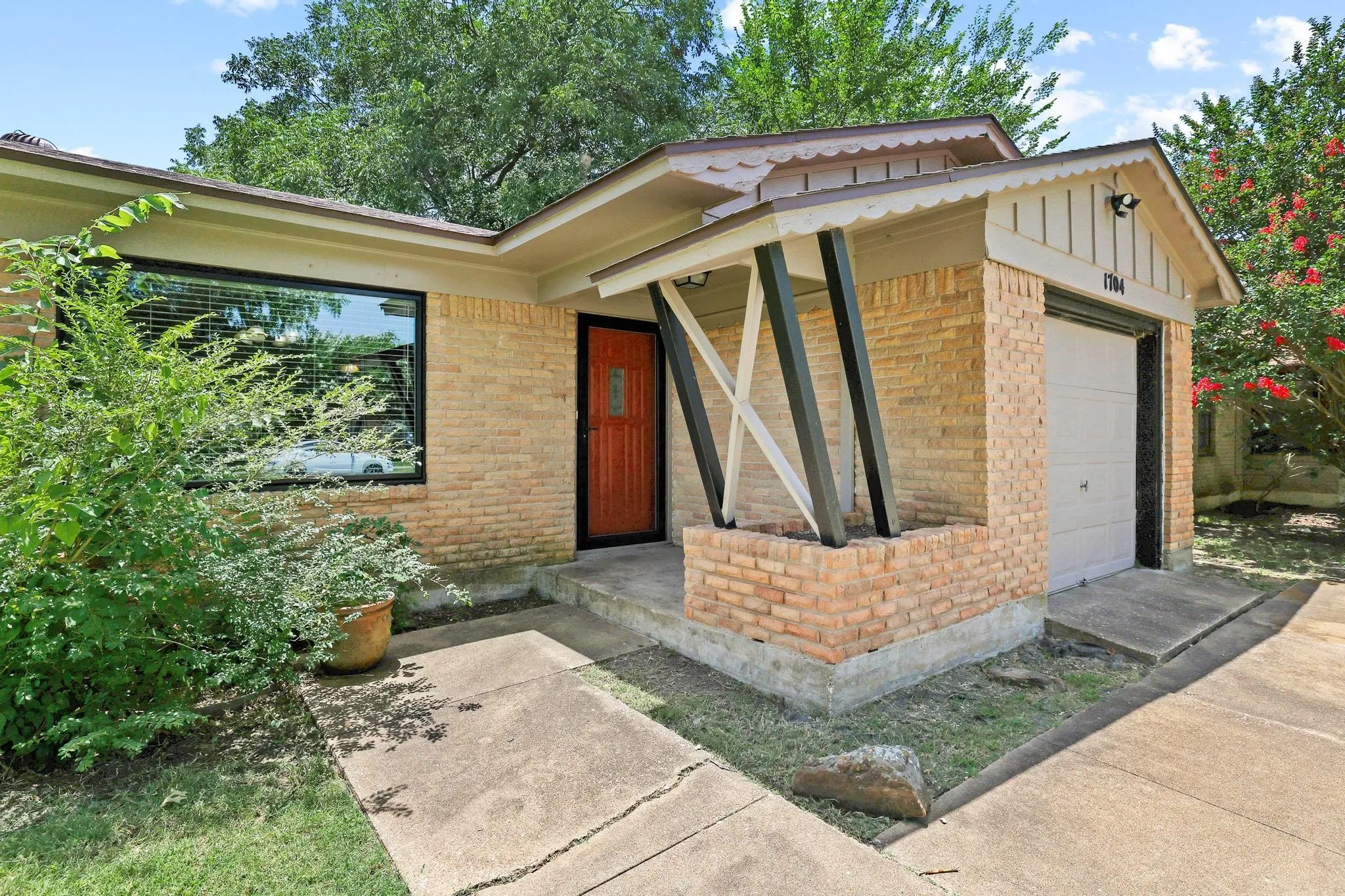 Single Family Residence For Sale in Grayson County , 1704 W Birge Street, Sherman, Texas 75092, 3 Bedroom, 2 Bathroom, 1 Garage spaces, 1,942 Sqft, built in 1955, mls#21318590, Real Estate Agent in Sherman, Homes For Sale in Grayson county, Homes For Sale in Sherman, Realtor in Sherman Texas, Real Estate Brokerage Independent Realty Texas, Luminita Cordes Realtor