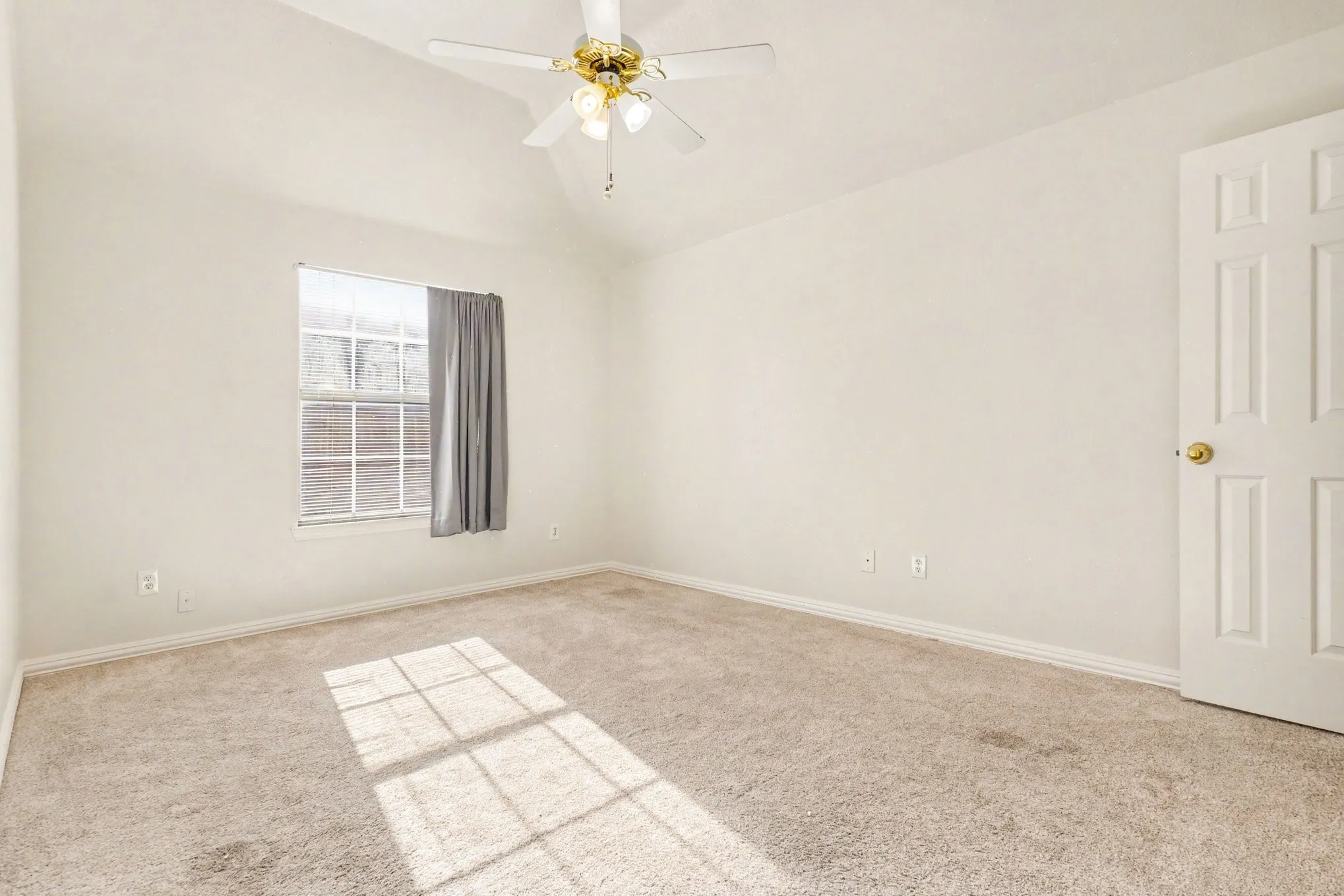 Single Family Residence For Rent in Denton County , 1027 Creek Bend, Carrollton, Texas 75007, 4 Bedroom, 4 Bathroom, 2 Garage spaces, 3,680 Sqft, built in 1992, mls#21319853, Real Estate Agent in Carrollton, Homes For Rent in Denton county, Homes For Rent in Carrollton, Realtor in Carrollton Texas, Real Estate Brokerage Independent Realty Texas, Luminita Cordes Realtor