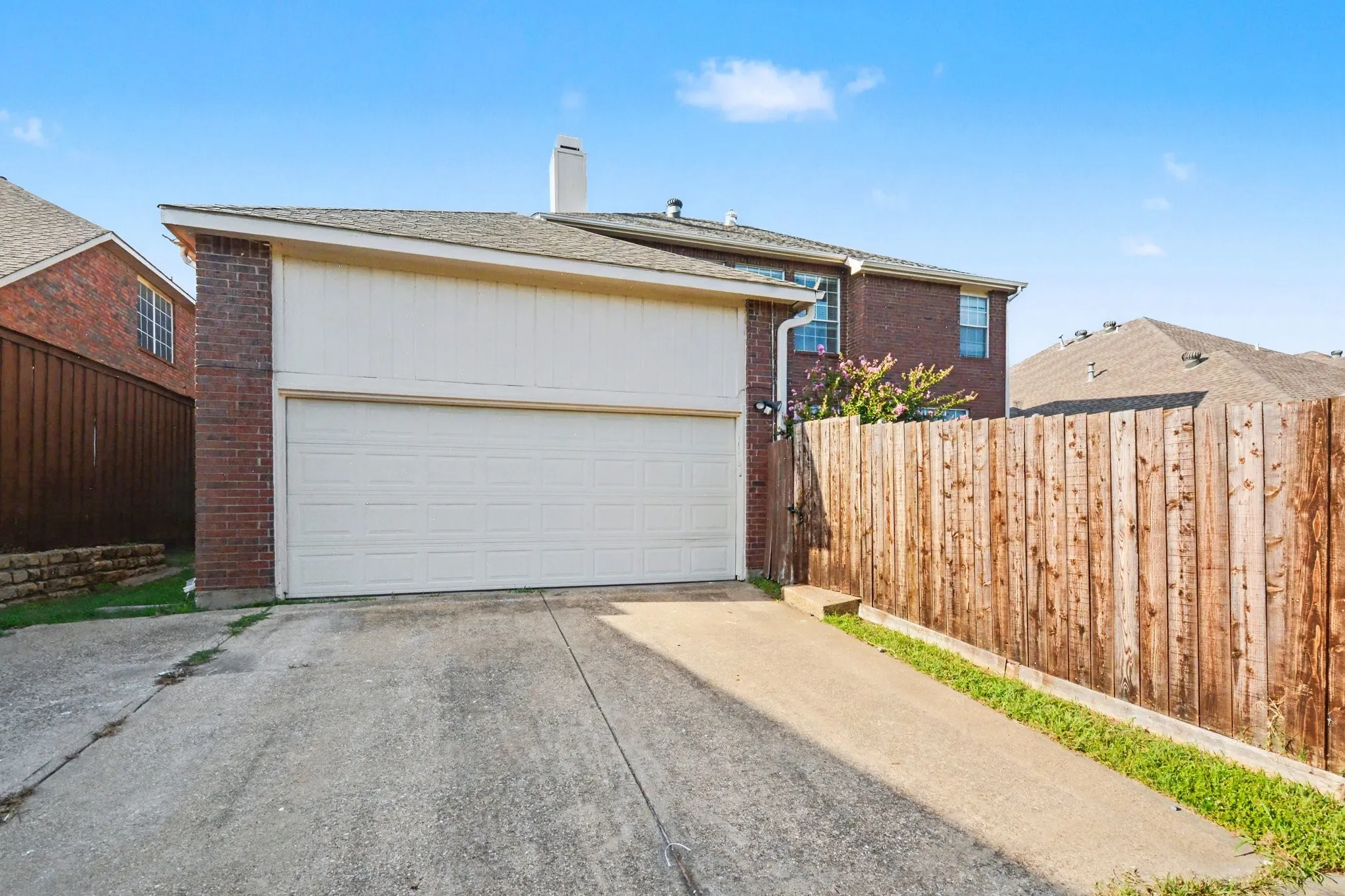 Single Family Residence For Rent in Denton County , 1027 Creek Bend, Carrollton, Texas 75007, 4 Bedroom, 4 Bathroom, 2 Garage spaces, 3,680 Sqft, built in 1992, mls#21319853, Real Estate Agent in Carrollton, Homes For Rent in Denton county, Homes For Rent in Carrollton, Realtor in Carrollton Texas, Real Estate Brokerage Independent Realty Texas, Luminita Cordes Realtor