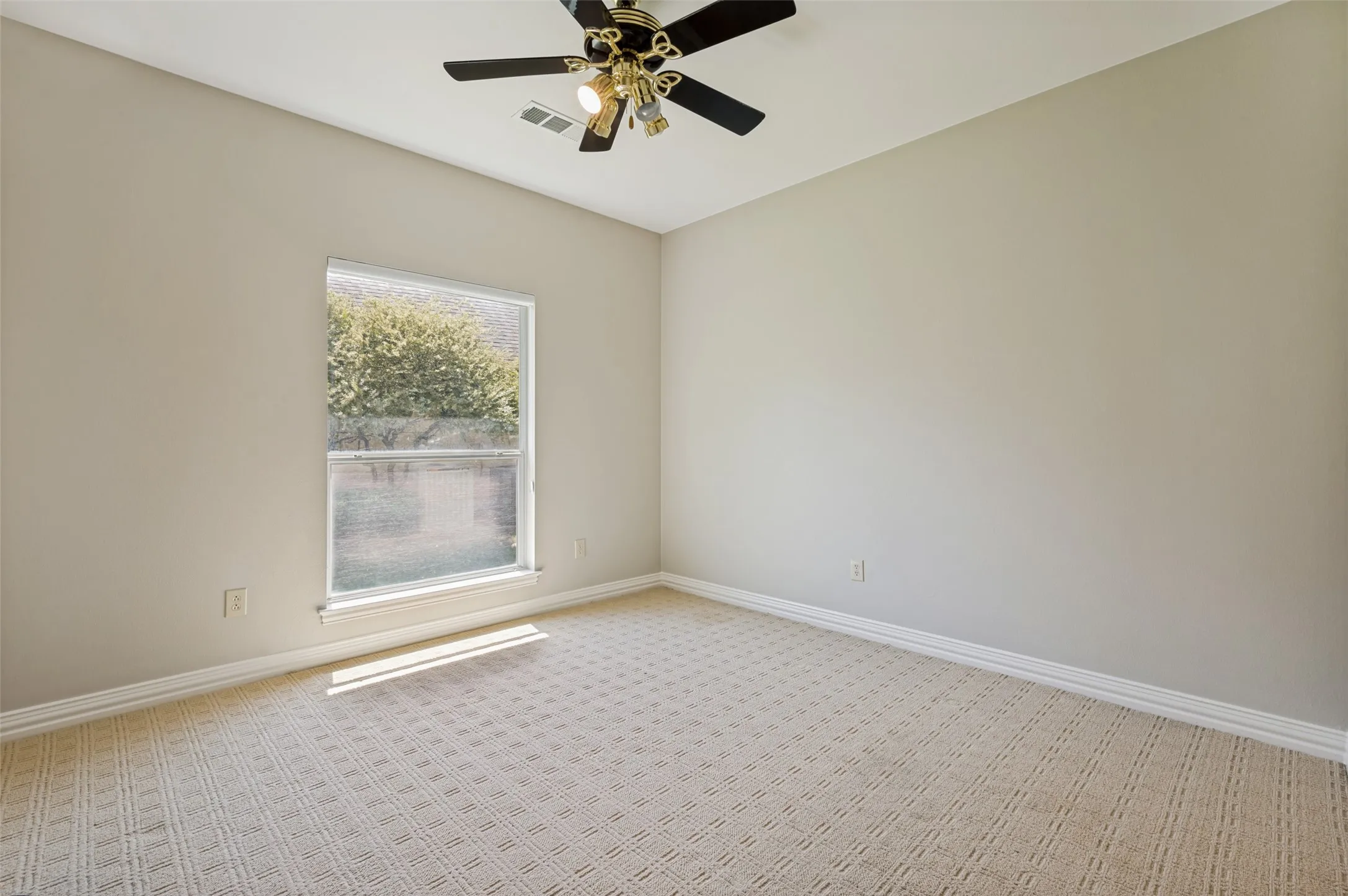 Guest Bedroom Large and Bright!