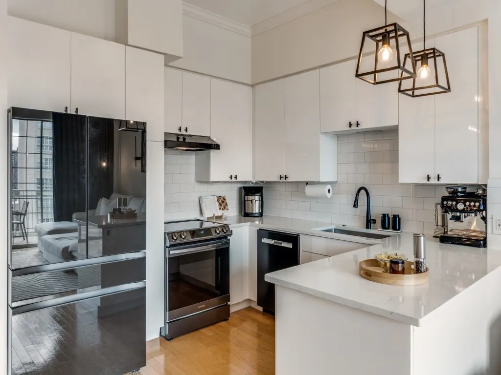 Condominium For Sale in Dallas County , 3225 Turtle Creek Boulevard 1235, Dallas, Texas 75219, 1 Bedroom, 1 Bathroom, 2 Garage spaces, 841 Sqft, built in 1998, mls#21318736, Real Estate Agent in Dallas, Homes For Sale in Dallas county, Homes For Sale in Dallas, Realtor in Dallas Texas, Real Estate Brokerage Independent Realty Texas, Luminita Cordes Realtor