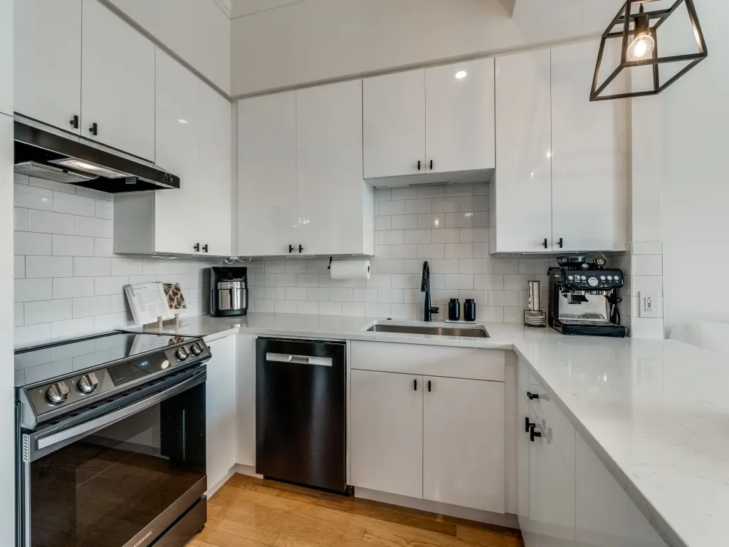 Condominium For Sale in Dallas County , 3225 Turtle Creek Boulevard 1235, Dallas, Texas 75219, 1 Bedroom, 1 Bathroom, 2 Garage spaces, 841 Sqft, built in 1998, mls#21318736, Real Estate Agent in Dallas, Homes For Sale in Dallas county, Homes For Sale in Dallas, Realtor in Dallas Texas, Real Estate Brokerage Independent Realty Texas, Luminita Cordes Realtor