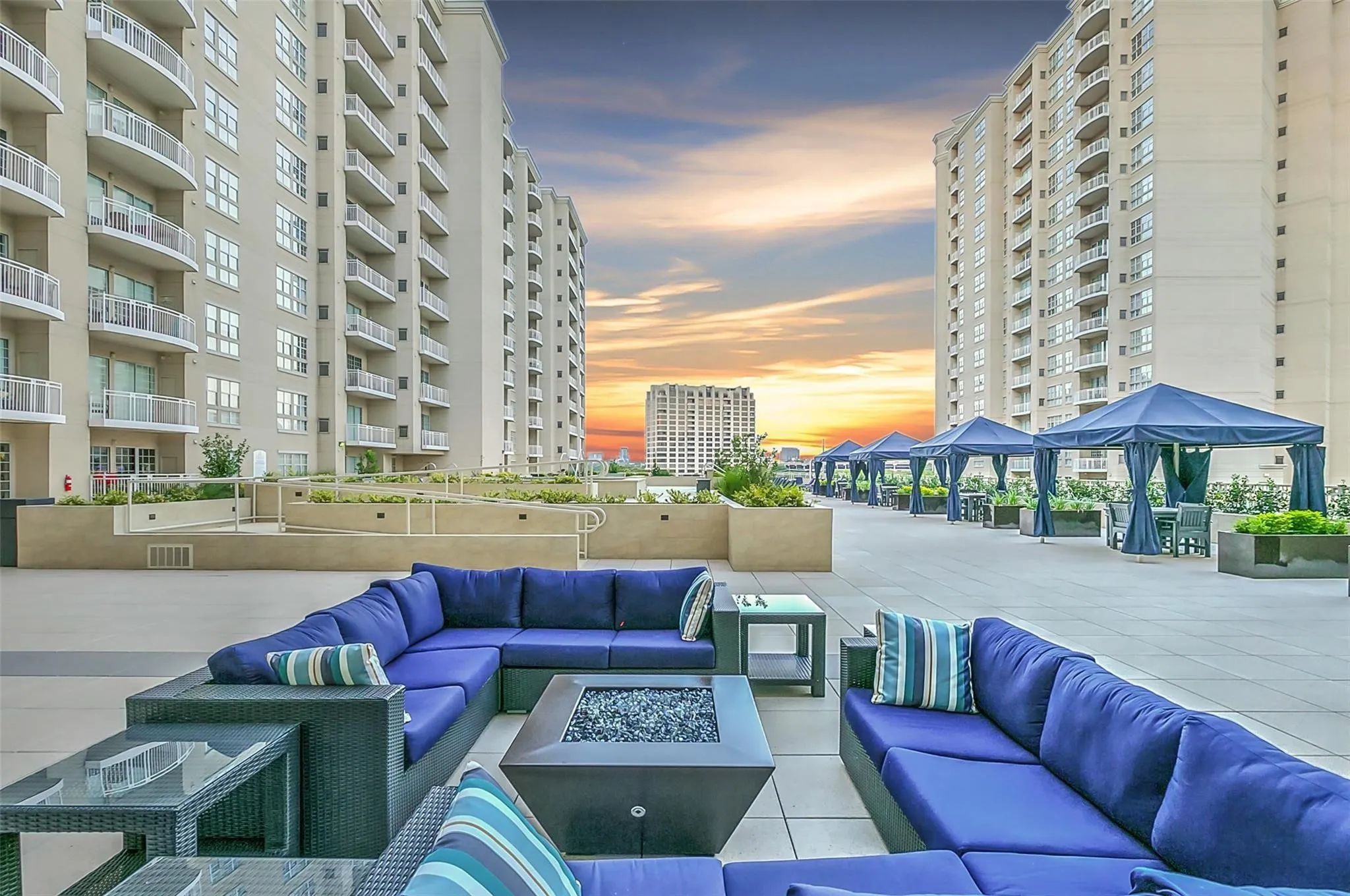 Condominium For Sale in Dallas County , 3225 Turtle Creek Boulevard 1235, Dallas, Texas 75219, 1 Bedroom, 1 Bathroom, 2 Garage spaces, 841 Sqft, built in 1998, mls#21318736, Real Estate Agent in Dallas, Homes For Sale in Dallas county, Homes For Sale in Dallas, Realtor in Dallas Texas, Real Estate Brokerage Independent Realty Texas, Luminita Cordes Realtor
