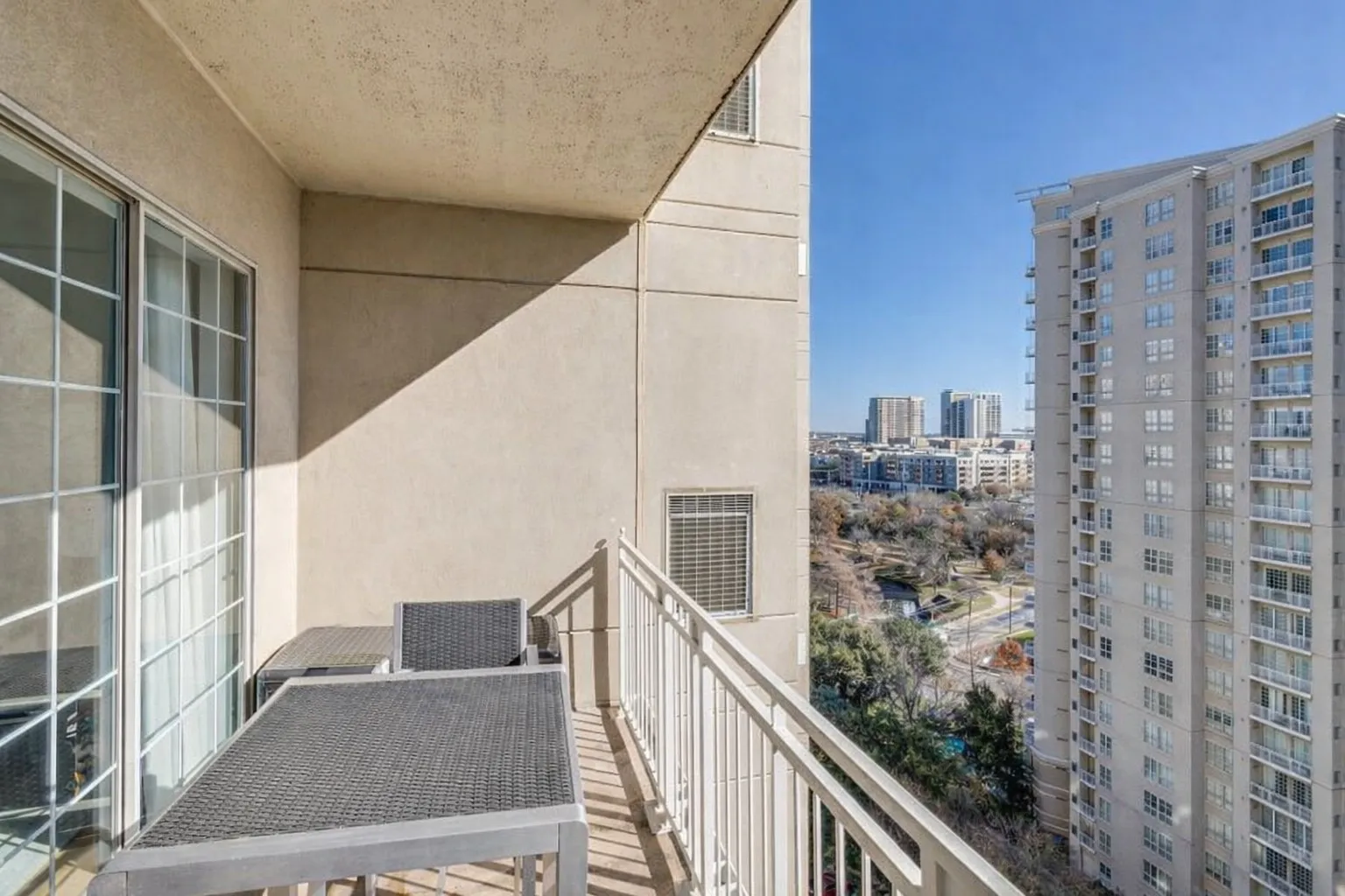 Condominium For Sale in Dallas County , 3225 Turtle Creek Boulevard 1235, Dallas, Texas 75219, 1 Bedroom, 1 Bathroom, 2 Garage spaces, 841 Sqft, built in 1998, mls#21318736, Real Estate Agent in Dallas, Homes For Sale in Dallas county, Homes For Sale in Dallas, Realtor in Dallas Texas, Real Estate Brokerage Independent Realty Texas, Luminita Cordes Realtor