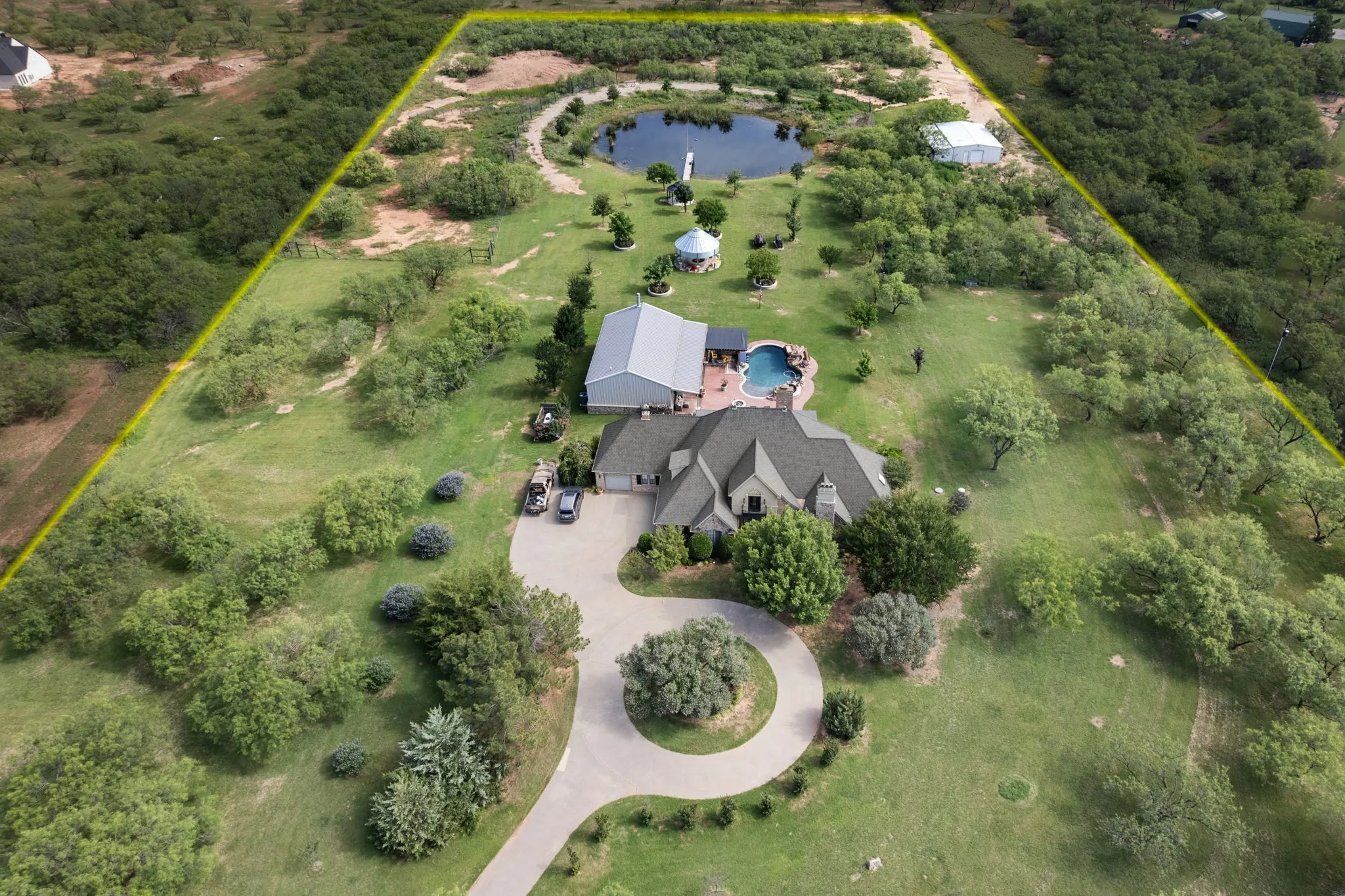 Single Family Residence For Sale in Wichita County , 2524 State Highway 79 S, Wichita Falls, Texas 76310, 4 Bedroom, 5 Bathroom, 5 Garage spaces, 3,213 Sqft, built in 1999, mls#21319865, Real Estate Agent in Wichita Falls, Homes For Sale in Wichita county, Homes For Sale in Wichita Falls, Realtor in Wichita Falls Texas, Real Estate Brokerage Independent Realty Texas, Luminita Cordes Realtor