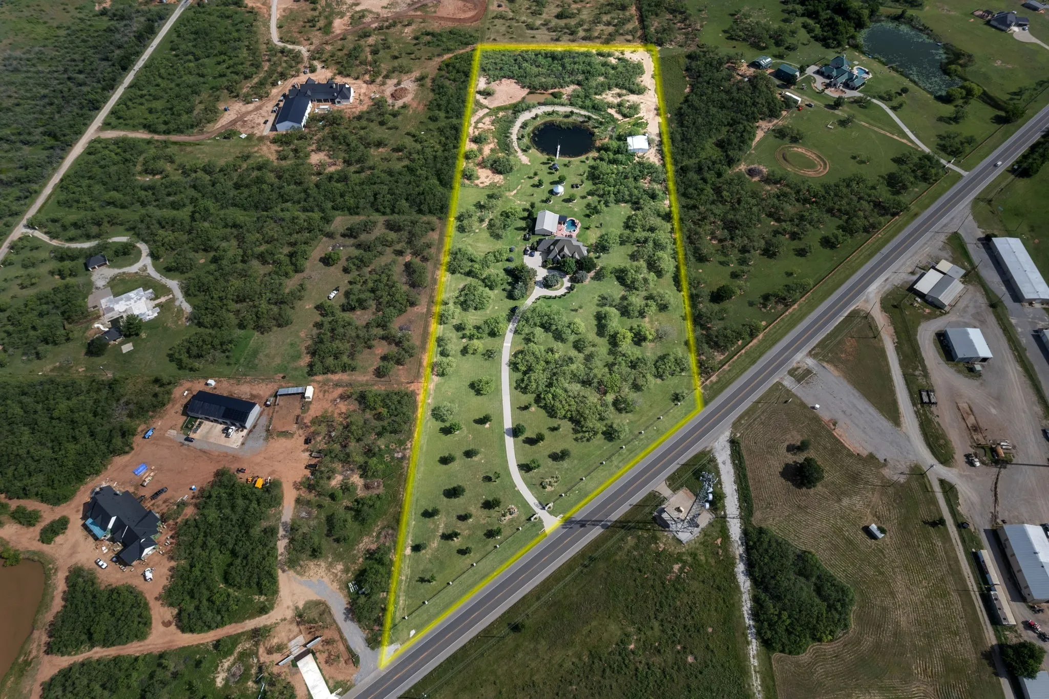 Single Family Residence For Sale in Wichita County , 2524 State Highway 79 S, Wichita Falls, Texas 76310, 4 Bedroom, 5 Bathroom, 5 Garage spaces, 3,213 Sqft, built in 1999, mls#21319865, Real Estate Agent in Wichita Falls, Homes For Sale in Wichita county, Homes For Sale in Wichita Falls, Realtor in Wichita Falls Texas, Real Estate Brokerage Independent Realty Texas, Luminita Cordes Realtor