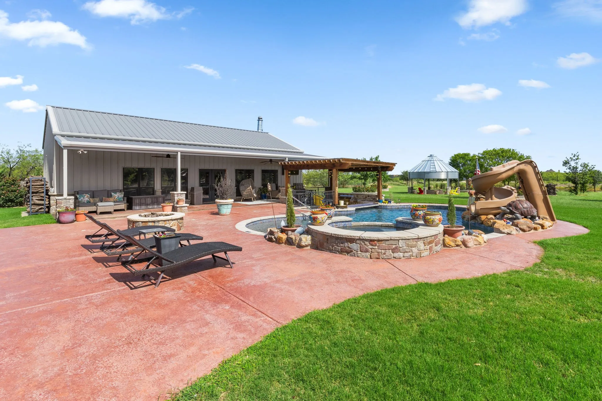 Single Family Residence For Sale in Wichita County , 2524 State Highway 79 S, Wichita Falls, Texas 76310, 4 Bedroom, 5 Bathroom, 5 Garage spaces, 3,213 Sqft, built in 1999, mls#21319865, Real Estate Agent in Wichita Falls, Homes For Sale in Wichita county, Homes For Sale in Wichita Falls, Realtor in Wichita Falls Texas, Real Estate Brokerage Independent Realty Texas, Luminita Cordes Realtor
