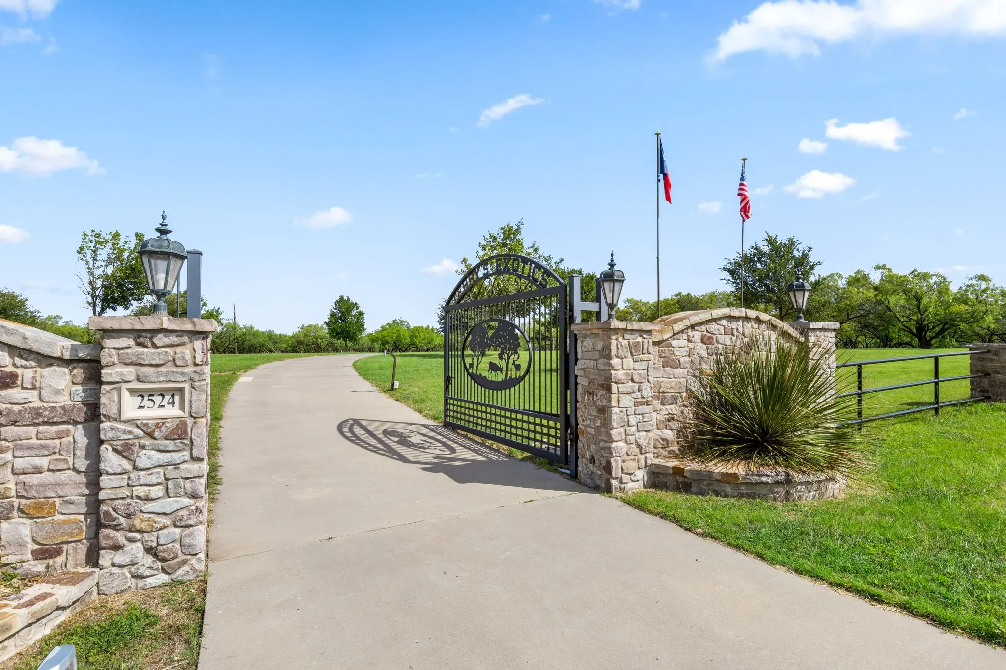 Single Family Residence For Sale in Wichita County , 2524 State Highway 79 S, Wichita Falls, Texas 76310, 4 Bedroom, 5 Bathroom, 5 Garage spaces, 3,213 Sqft, built in 1999, mls#21319865, Real Estate Agent in Wichita Falls, Homes For Sale in Wichita county, Homes For Sale in Wichita Falls, Realtor in Wichita Falls Texas, Real Estate Brokerage Independent Realty Texas, Luminita Cordes Realtor