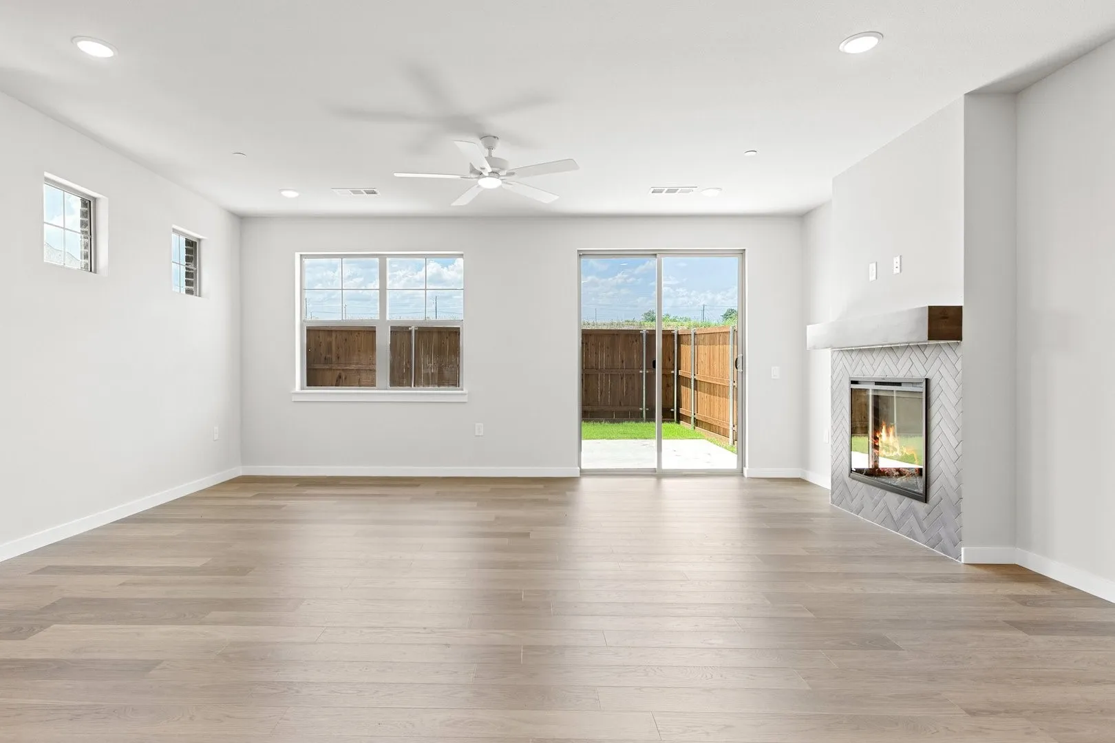 004-4623HawksTrail-OakPoint-TX-75068-Living.jpg-SMALL