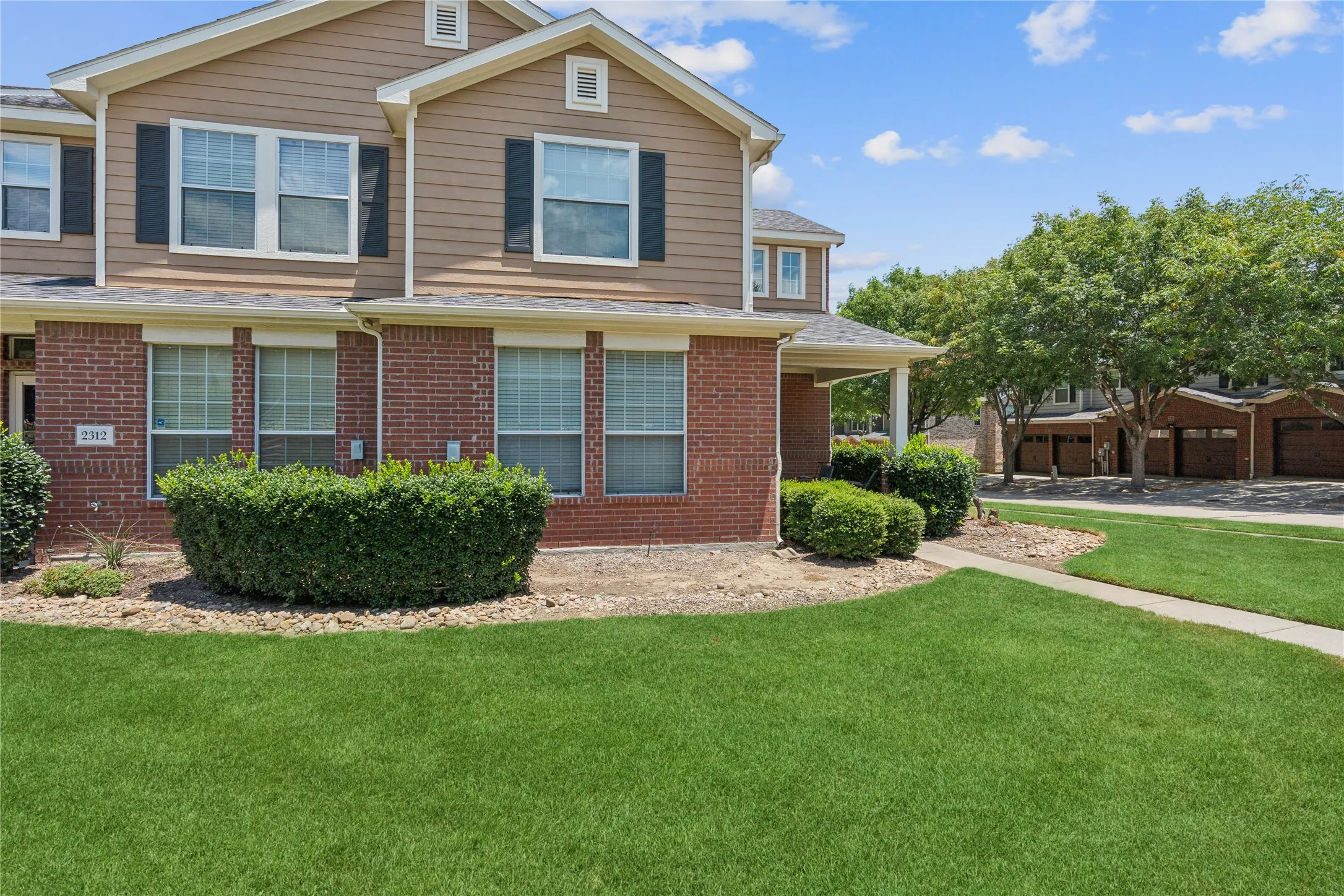 Townhouse For Rent in Collin County , 2316 Stoneleigh Place, Mc Kinney, Texas 75071, 3 Bedroom, 3 Bathroom, 2 Garage spaces, 1,644 Sqft, built in 2005, mls#21317231, Real Estate Agent in Mc Kinney, Homes For Rent in Collin county, Homes For Rent in Mc Kinney, Realtor in Mc Kinney Texas, Real Estate Brokerage Independent Realty Texas, Luminita Cordes Realtor
