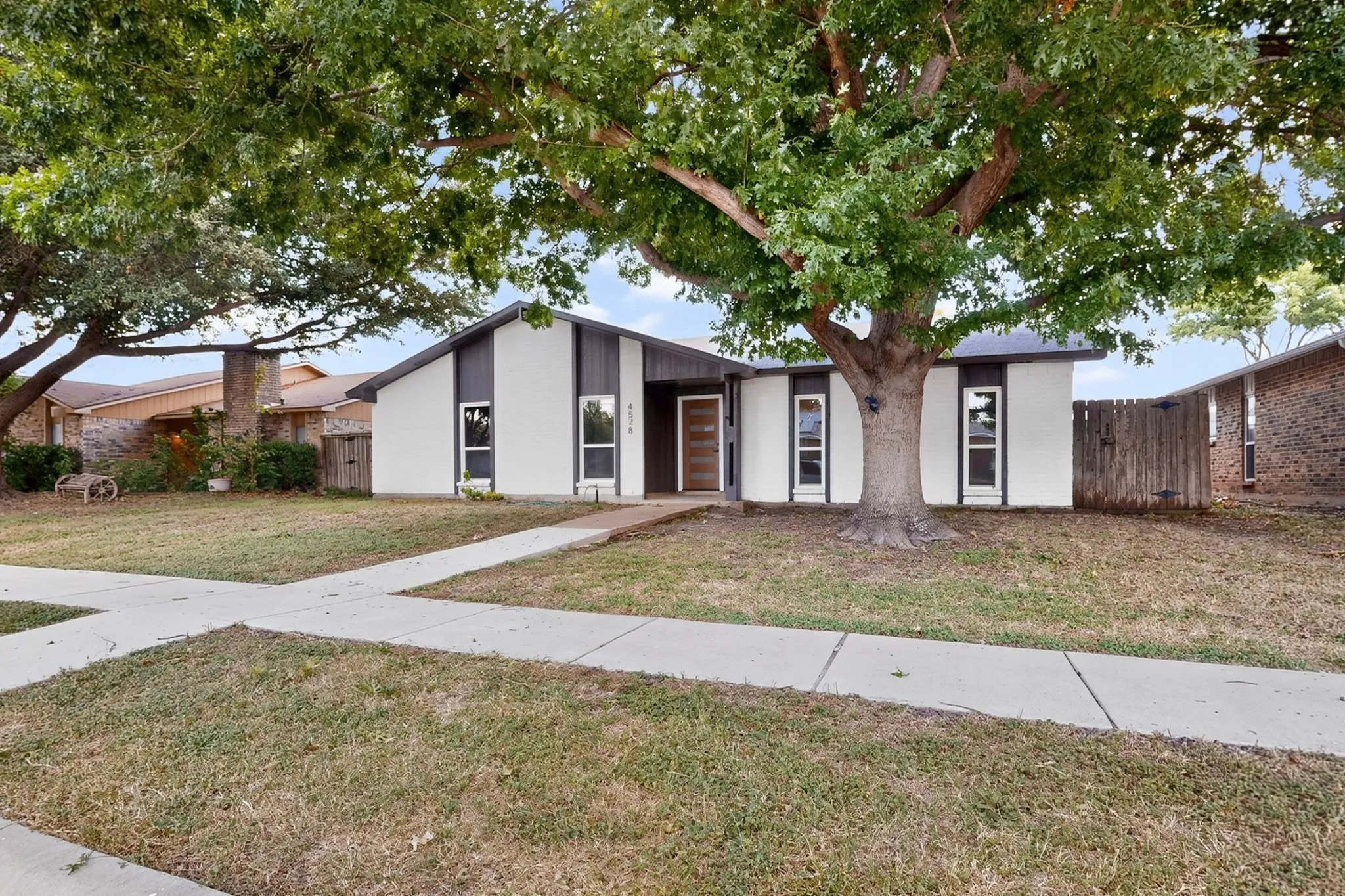 Single Family Residence For Sale in Denton County , 4528 Augusta Street, The Colony, Texas 75056, 4 Bedroom, 3 Bathroom, 2 Garage spaces, 2,017 Sqft, built in 1983, mls#21319642, Real Estate Agent in The Colony, Homes For Sale in Denton county, Homes For Sale in The Colony, Realtor in The Colony Texas, Real Estate Brokerage Independent Realty Texas, Luminita Cordes Realtor