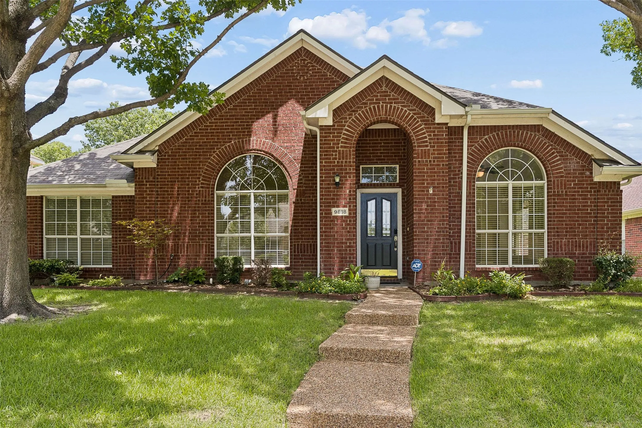 Single Family Residence For Sale in Collin County , 9818 Asheboro Street, Frisco, Texas 75035, 4 Bedroom, 2 Bathroom, 2 Garage spaces, 2,127 Sqft, built in 1999, mls#21319893, Real Estate Agent in Frisco, Homes For Sale in Collin county, Homes For Sale in Frisco, Realtor in Frisco Texas, Real Estate Brokerage Independent Realty Texas, Luminita Cordes Realtor