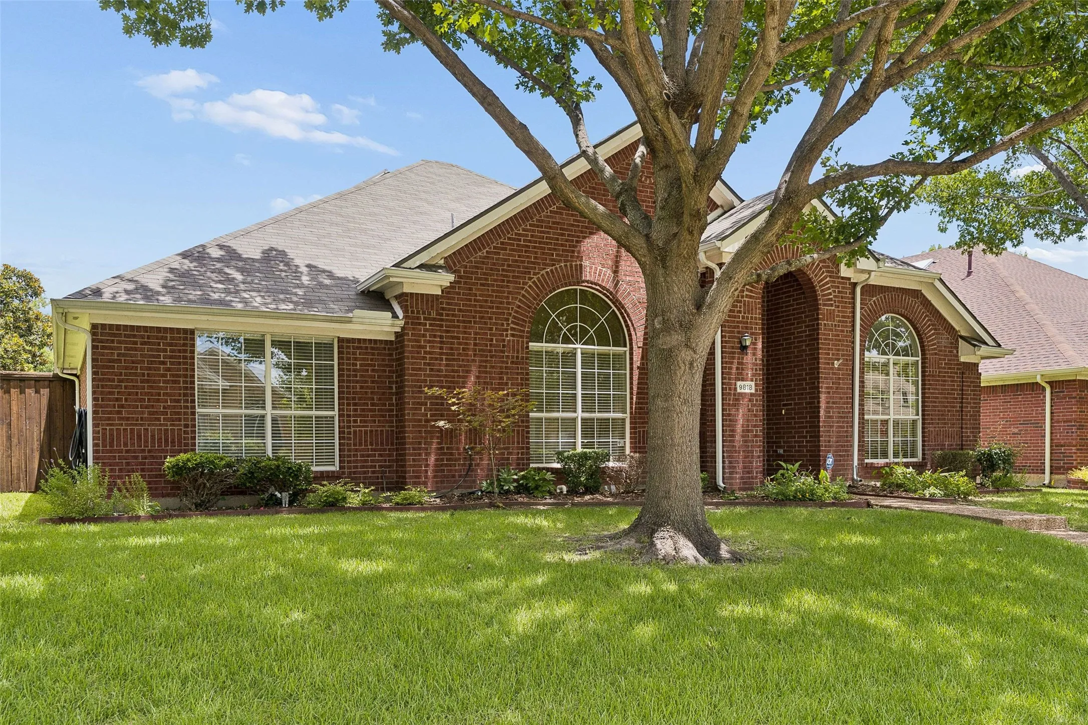 Single Family Residence For Sale in Collin County , 9818 Asheboro Street, Frisco, Texas 75035, 4 Bedroom, 2 Bathroom, 2 Garage spaces, 2,127 Sqft, built in 1999, mls#21319893, Real Estate Agent in Frisco, Homes For Sale in Collin county, Homes For Sale in Frisco, Realtor in Frisco Texas, Real Estate Brokerage Independent Realty Texas, Luminita Cordes Realtor