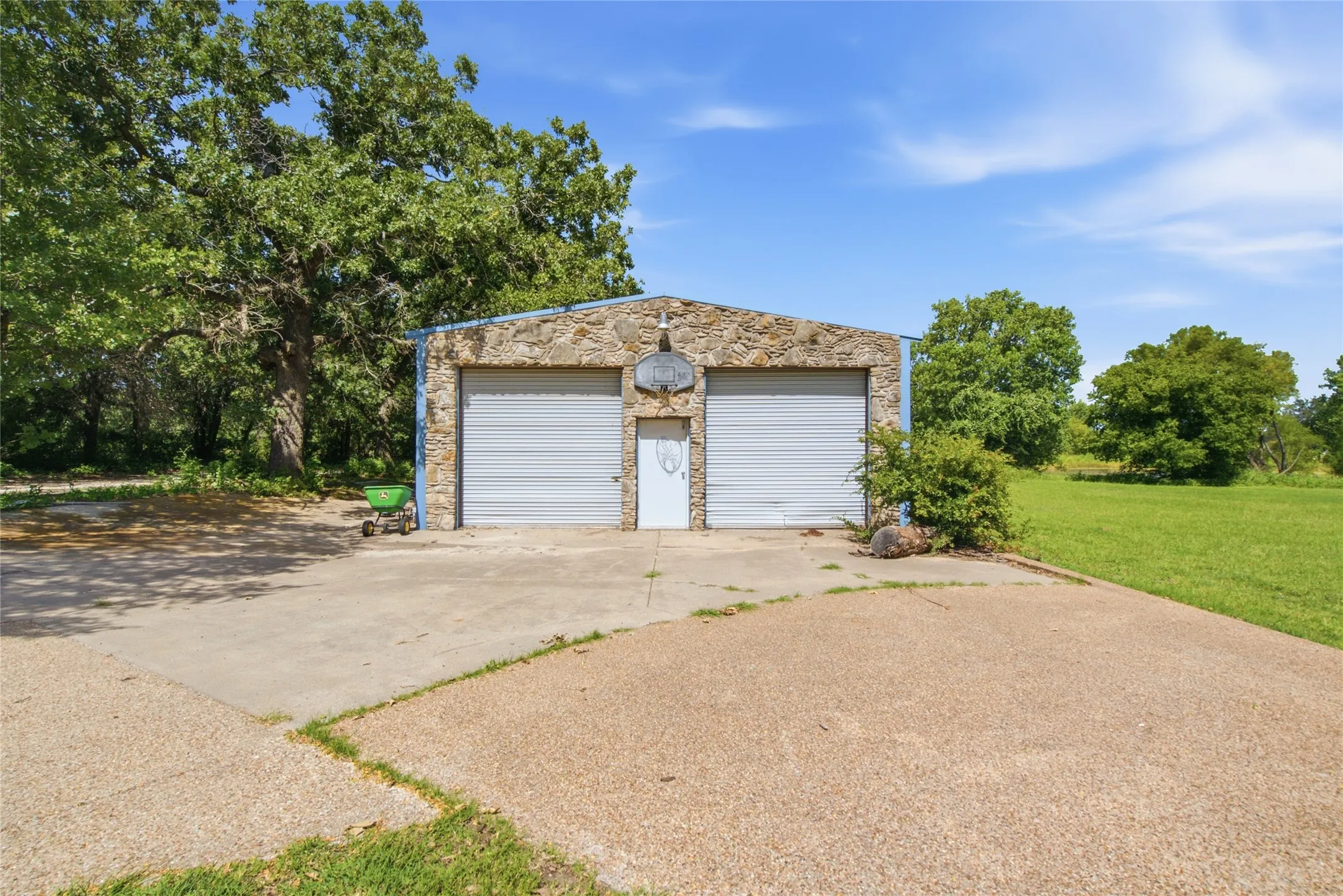 Single Family Residence For Sale in Parker County , 3200 Fairview Road, Millsap, Texas 76066, 3 Bedroom, 2 Bathroom, Garage spaces, 1,344 Sqft, built in 1990, mls#21319900, Real Estate Agent in Millsap, Homes For Sale in Parker county, Homes For Sale in Millsap, Realtor in Millsap Texas, Real Estate Brokerage Independent Realty Texas, Luminita Cordes Realtor