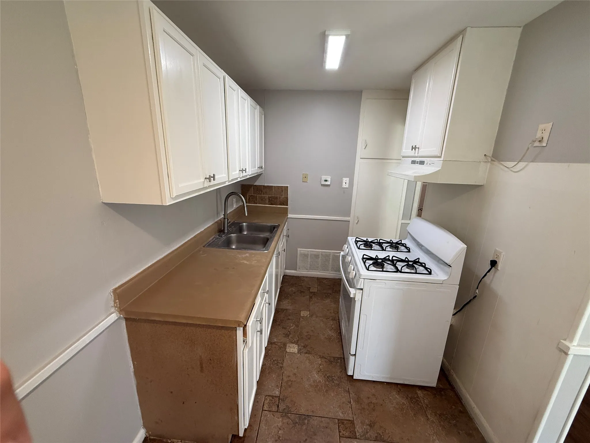 Apartment For Rent in Tarrant County , 306 E Mitchell Street 306A, Arlington, Texas 76010, 1 Bedroom, 1 Bathroom, Garage spaces, 600 Sqft, built in 1968, mls#21319950, Real Estate Agent in Arlington, Homes For Rent in Tarrant county, Homes For Rent in Arlington, Realtor in Arlington Texas, Real Estate Brokerage Independent Realty Texas, Luminita Cordes Realtor