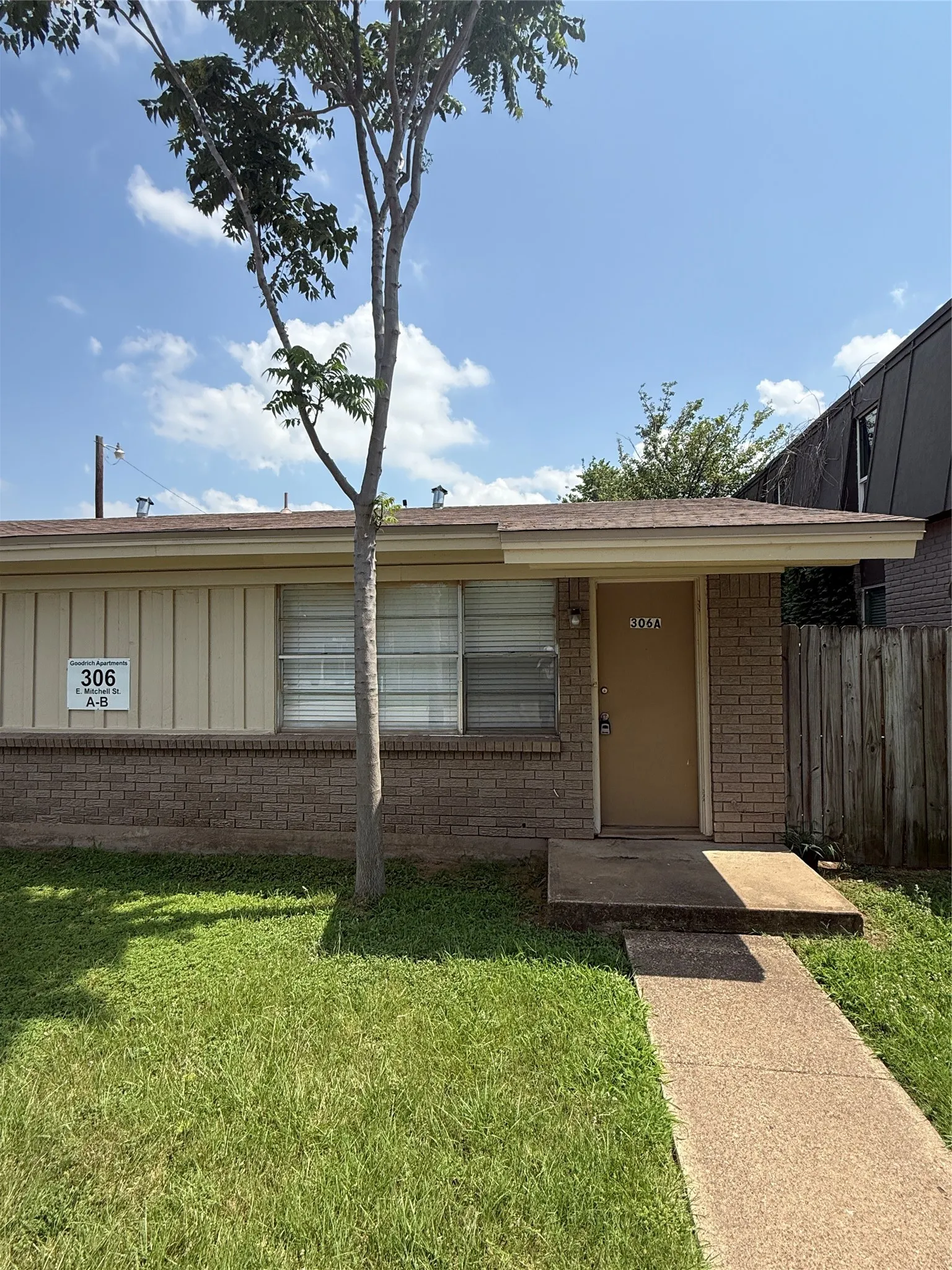 Apartment For Rent in Tarrant County , 306 E Mitchell Street 306A, Arlington, Texas 76010, 1 Bedroom, 1 Bathroom, Garage spaces, 600 Sqft, built in 1968, mls#21319950, Real Estate Agent in Arlington, Homes For Rent in Tarrant county, Homes For Rent in Arlington, Realtor in Arlington Texas, Real Estate Brokerage Independent Realty Texas, Luminita Cordes Realtor