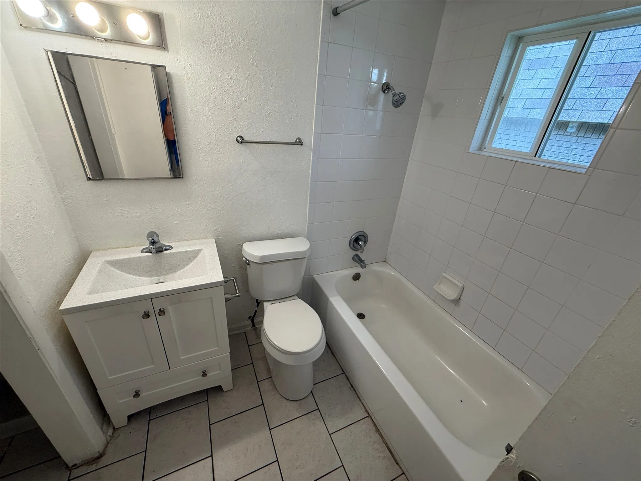 Apartment For Rent in Tarrant County , 306 E Mitchell Street 306A, Arlington, Texas 76010, 1 Bedroom, 1 Bathroom, Garage spaces, 600 Sqft, built in 1968, mls#21319950, Real Estate Agent in Arlington, Homes For Rent in Tarrant county, Homes For Rent in Arlington, Realtor in Arlington Texas, Real Estate Brokerage Independent Realty Texas, Luminita Cordes Realtor