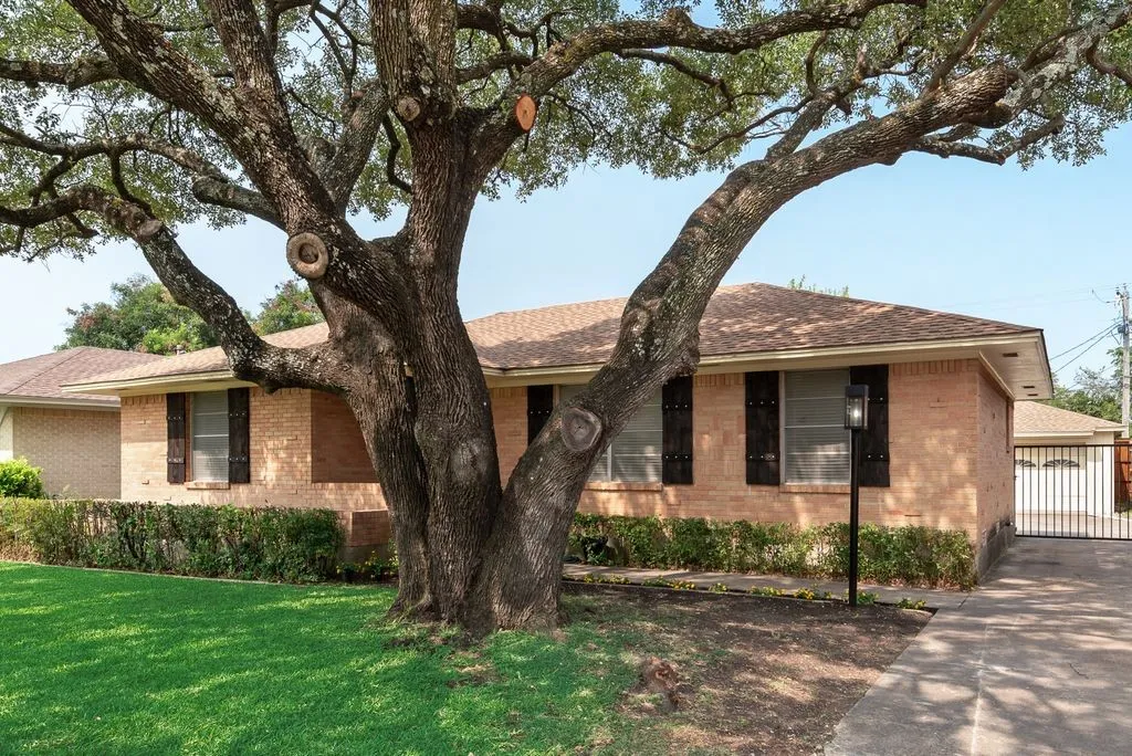 Single Family Residence For Sale in Dallas County , 9107 Lindaro Lane, Dallas, Texas 75228, 3 Bedroom, 2 Bathroom, 2 Garage spaces, 1,568 Sqft, built in 1957, mls#21319060, Real Estate Agent in Dallas, Homes For Sale in Dallas county, Homes For Sale in Dallas, Realtor in Dallas Texas, Real Estate Brokerage Independent Realty Texas, Luminita Cordes Realtor