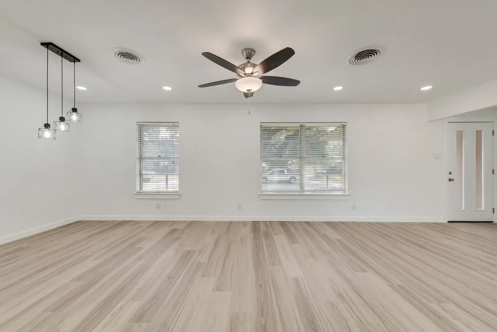Single Family Residence For Sale in Dallas County , 9107 Lindaro Lane, Dallas, Texas 75228, 3 Bedroom, 2 Bathroom, 2 Garage spaces, 1,568 Sqft, built in 1957, mls#21319060, Real Estate Agent in Dallas, Homes For Sale in Dallas county, Homes For Sale in Dallas, Realtor in Dallas Texas, Real Estate Brokerage Independent Realty Texas, Luminita Cordes Realtor