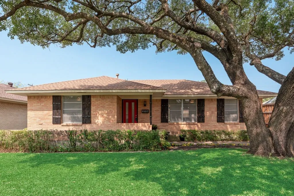 Welcome home... Like New Inside, Open floor plan, quiet neighborhood with award winning schools, Bishop Lynch and George W Truett Elementry at the end of the street!
