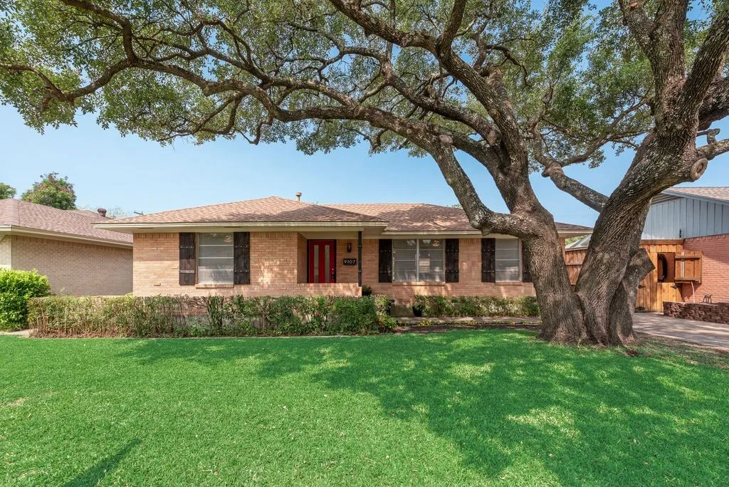 LOVELY HOME, ENJOY THIS QUIET NEIGHBORHOOD!